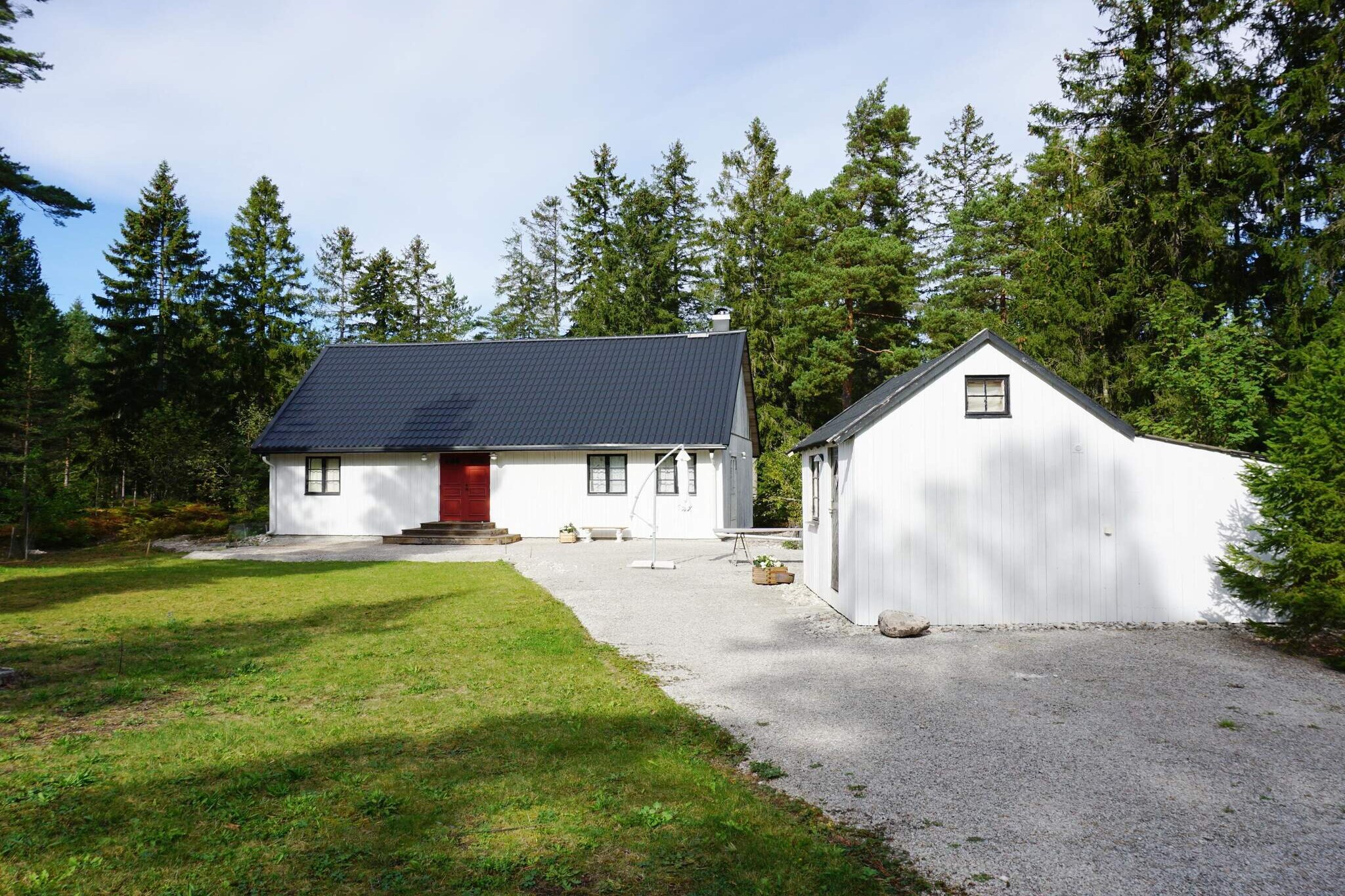Feel the peace, hear the birds' song and let yourself enjoy an idyll that only Gotland can offer! Here you live just a stone's throw from the sea in a beautiful house in Åminne with scenic surroundings and lush land in perfect sun position. Walking distance to two of Gotland's finest sandy beaches, Vitviken and Åminne with restaurant and pool during summer. Explore Gotland and its barren nature, well-known rauks, Fårö, Hoburgen and above all the world heritage city of Visby where you must walk along the Ring Wall and stroll along the rose-studded alleys in Visby Innerstad. A warm welcome to this gem! Very homely house with a roof up to the ridge in the living room which contributes to a spacious feeling. Living room and dining area are combined in one with a cozy wood burning stove. On the entrance level there is also a spacious bedroom with generous double bed, sofa bed in living room, large fully tiled bathroom with shower and a laundry room with washing machine and drying rack. Upstairs you will find a soothing bedroom with two beds. There are plenty of board games and speakers to connect to your mobile. Cot in the form of a travel cot is available. On the plot there are nice seating areas and plenty of parking spaces. Only about 300 meters from the plot you will find Gothemsån, please check fishing rules for those who want to fish! Bed linen and towels are included when booking this accommodation. Information about compost handling is available in the house. Gotland is bursting with life and movement during the summer. In addition to the island offering a unique nature that is an experience in itself, there is a wide range of activities and attractions such as several different restaurants, cafes, flea markets, fantastic beaches, cultural attractions and nice little shops that pop up here and there during the summer. You get around the island by car, bus, on foot or why not cycle around Gotland! A visit to Fårö is a must to look at the famous rauks and swim on the fantastic Sudersand and Ekeviken where the sand is as fine as powder. Also explore the island further south as Ljugarn and Burgsvik! Surprise the children with a visit to Pippi Longstocking at Kneippbyn with its large summer and water park or visit the animals at Gotland Zoo. The list can be made long, welcome to find just your strawberry places! Tip: Get up early to stroll down to the sea and watch Gotland's magical sunrise! Unbeatable! If you are on the east side, it is also a must to watch the sunset. Tips from the owner! Those of you who love Mexican food must visit Gothem's Cantina Y Casitas, only 5 km from the house and the popular Rute Stenungsbageri with fantastic environment where you can enjoy good pizzas, buns and freshly baked bread!