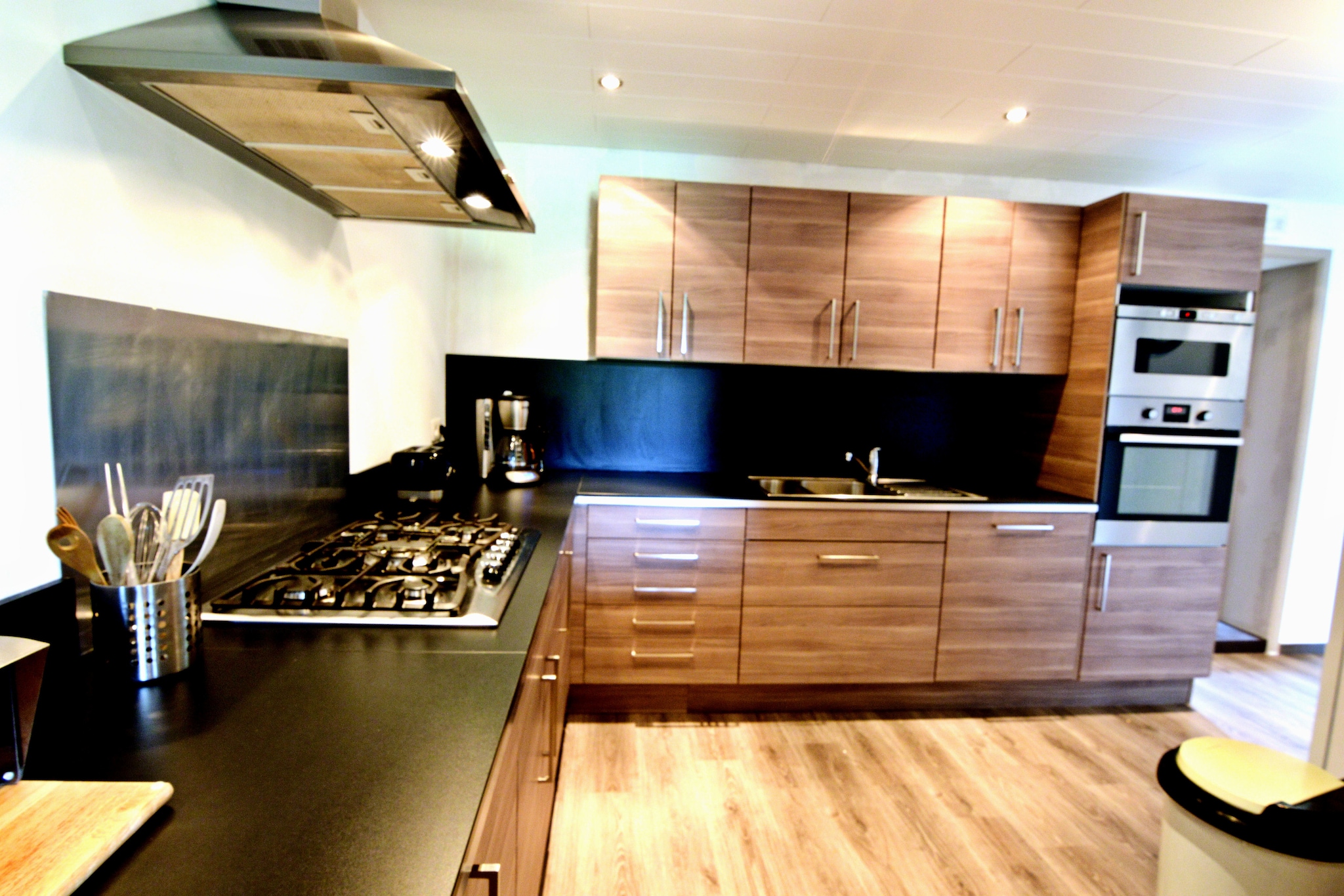 Ground floor: (Entrance)\n\nOn the 1st floor: (Kitchen(cooker(4 ring stoves), oven, microwave, dishwasher, fridge-freezer), Living/diningroom(seating area), bedroom(2x single bed), bedroom(double bed), bathroom(shower, washbasin, toilet))\n\nOn the 2nd floor: (Bedroom with bathroom(double bed, shower, washbasin, toilet), Bedroom with bathroom(double bed, shower, washbasin, toilet))\n\ngarden, garden furniture, BBQ, parking