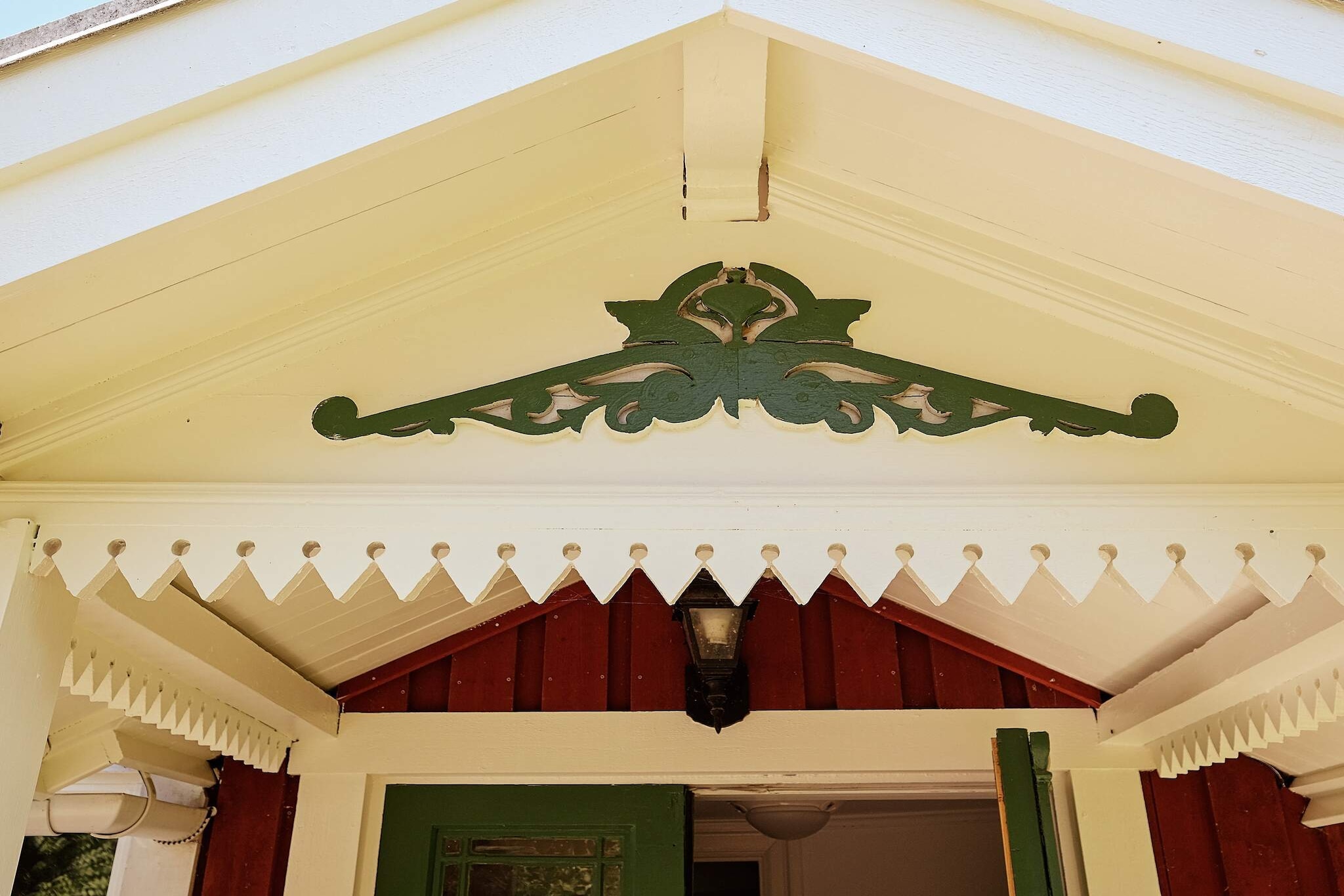 Internet Access DSL, Kitchen(wood cooker, cooker(electric), hood, coffee machine, microwave, fridge-freezer, water from well), Living/bed room(TV, fireplace), bedroom(3x single bed), bedroom(2x single bed), bedroom(single bed, single folding bed), bathroom(washbasin, shower, toilet), heating(electric), terrace, garden furniture, BBQ, parking, air to air heatpump