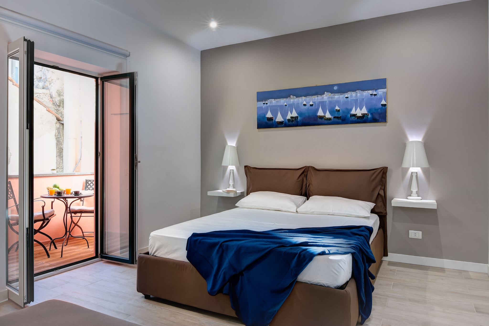 On the 2nd floor: (Living room(double sofa bed, TV, dining table, seating area), Kitchen(stove, electric kettle, espresso machine, microwave, dishwasher, fridge-freezer, washing machine), bedroom(double bed(160 x 190 cm)), bathroom(shower, toilet, bidet), air conditioning)