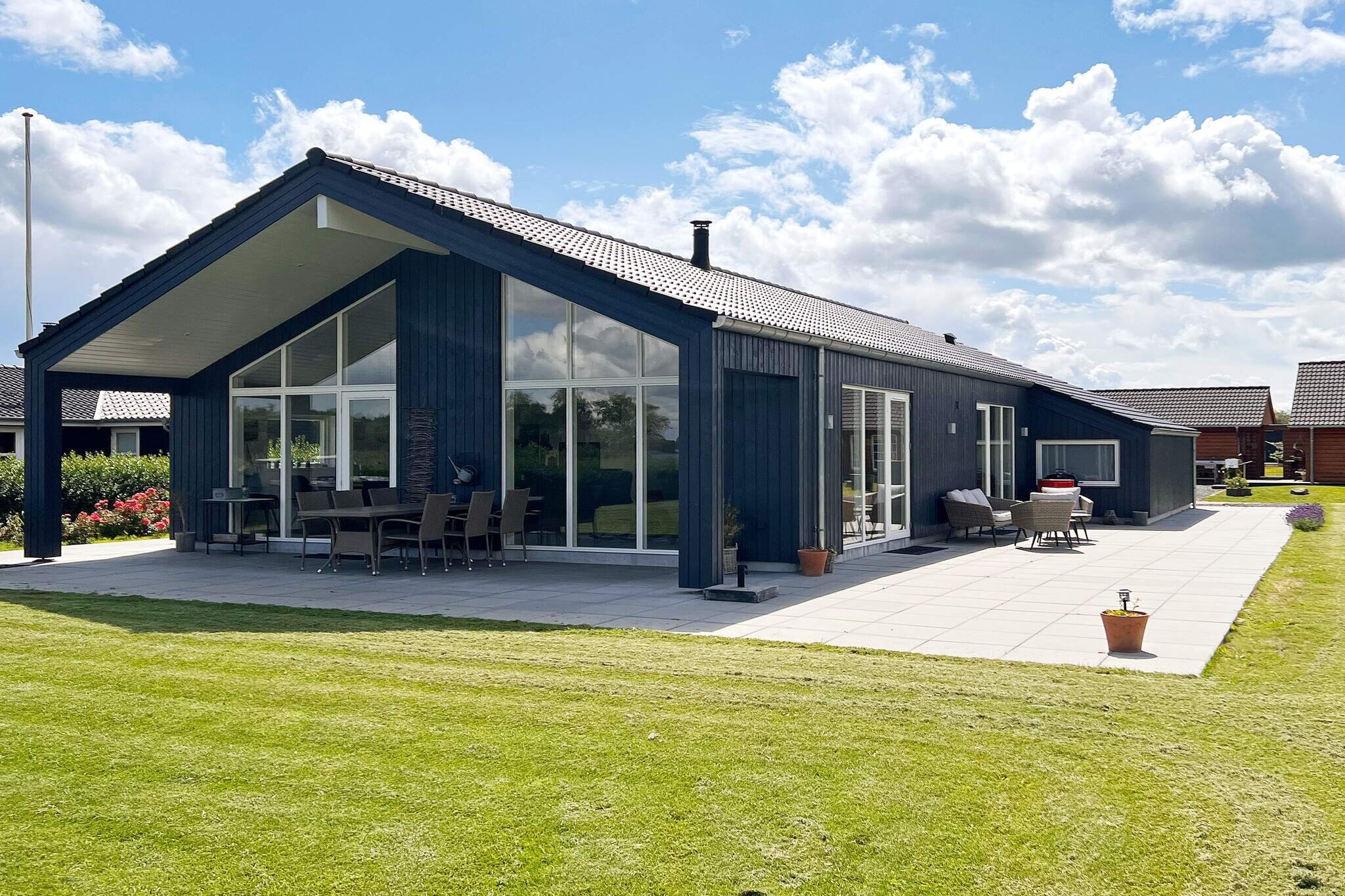 Stylish Lakeview Retreat-By Traum