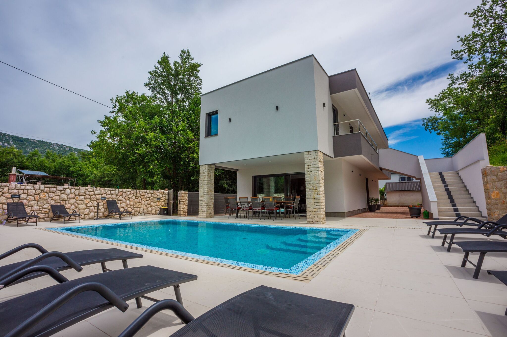 Villa neuve avec grande terrasse et piscine