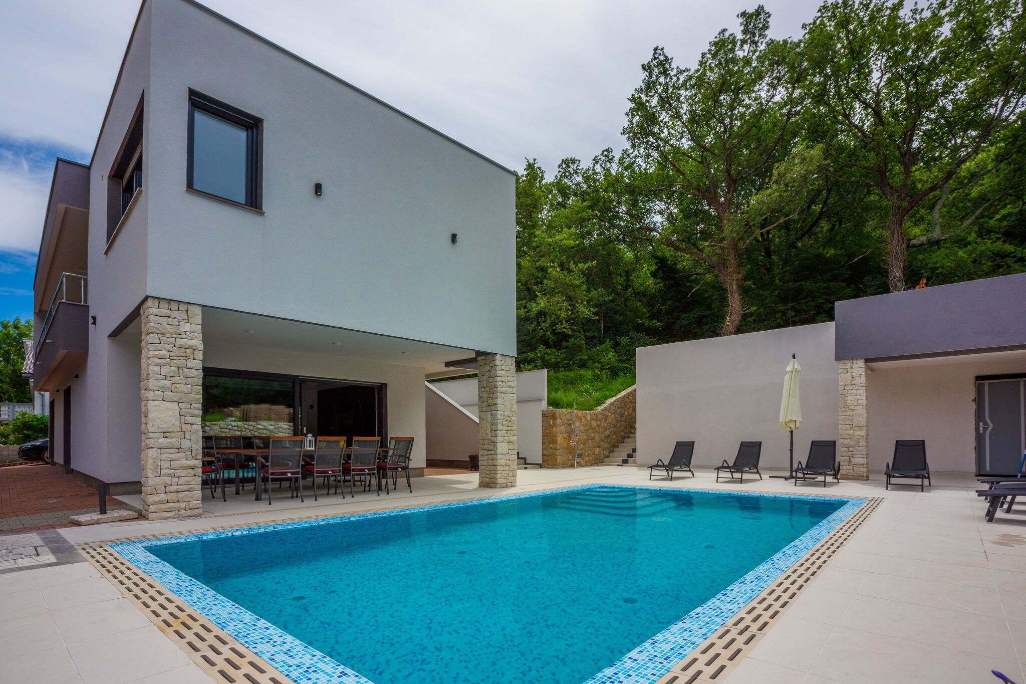 Nieuwbouw villa met groot terras en zwembad