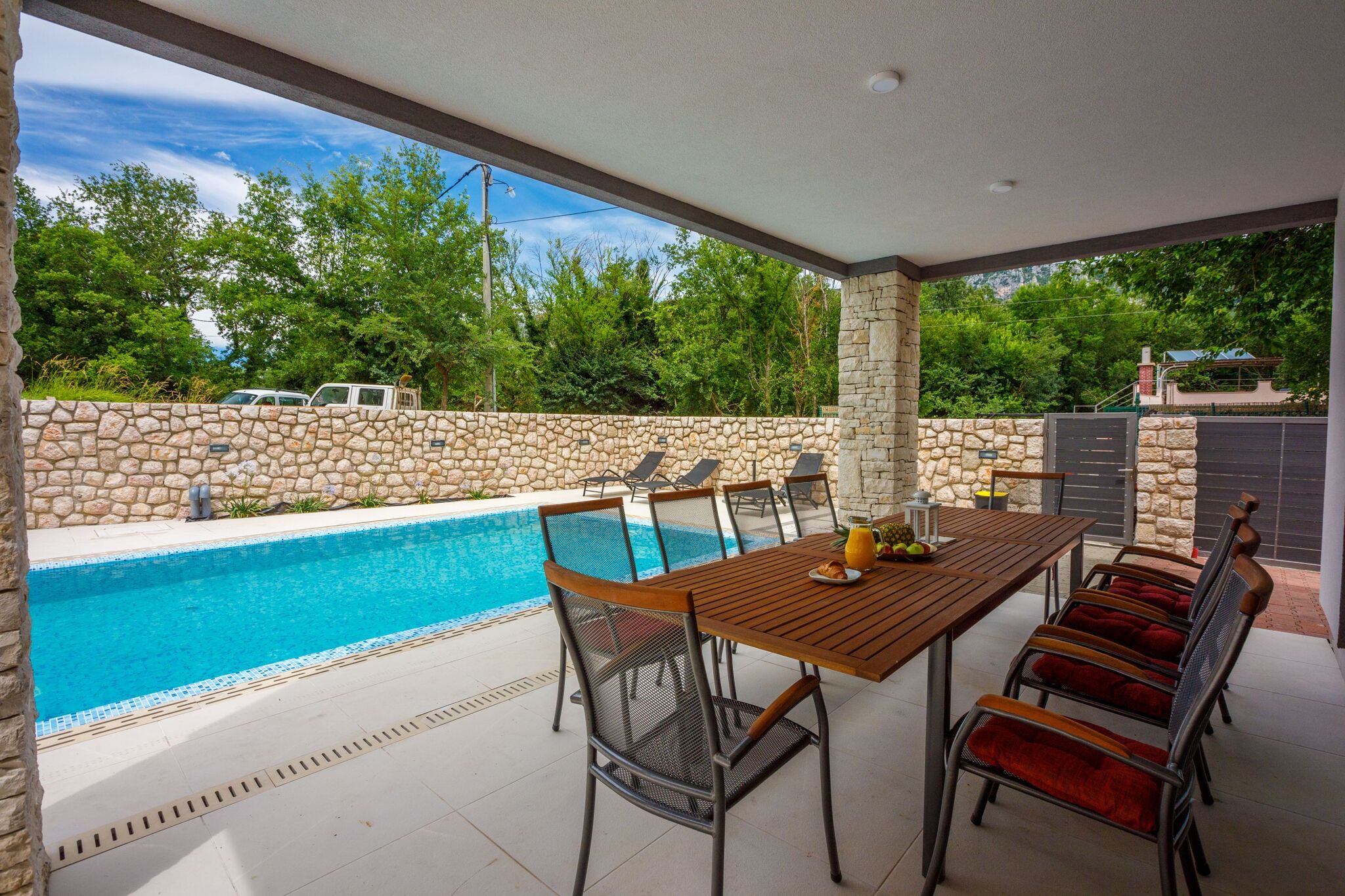 Villa neuve avec grande terrasse et piscine