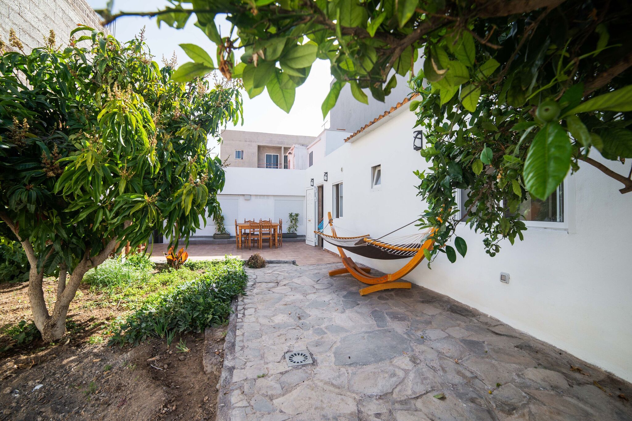 Gezellig vakantiehuis in Arona met een gedeelde tuin