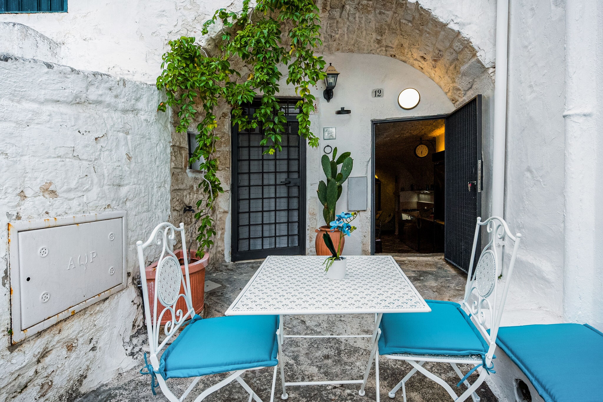 Timeless Holiday Home in Ostuni with Bar and Fireplace