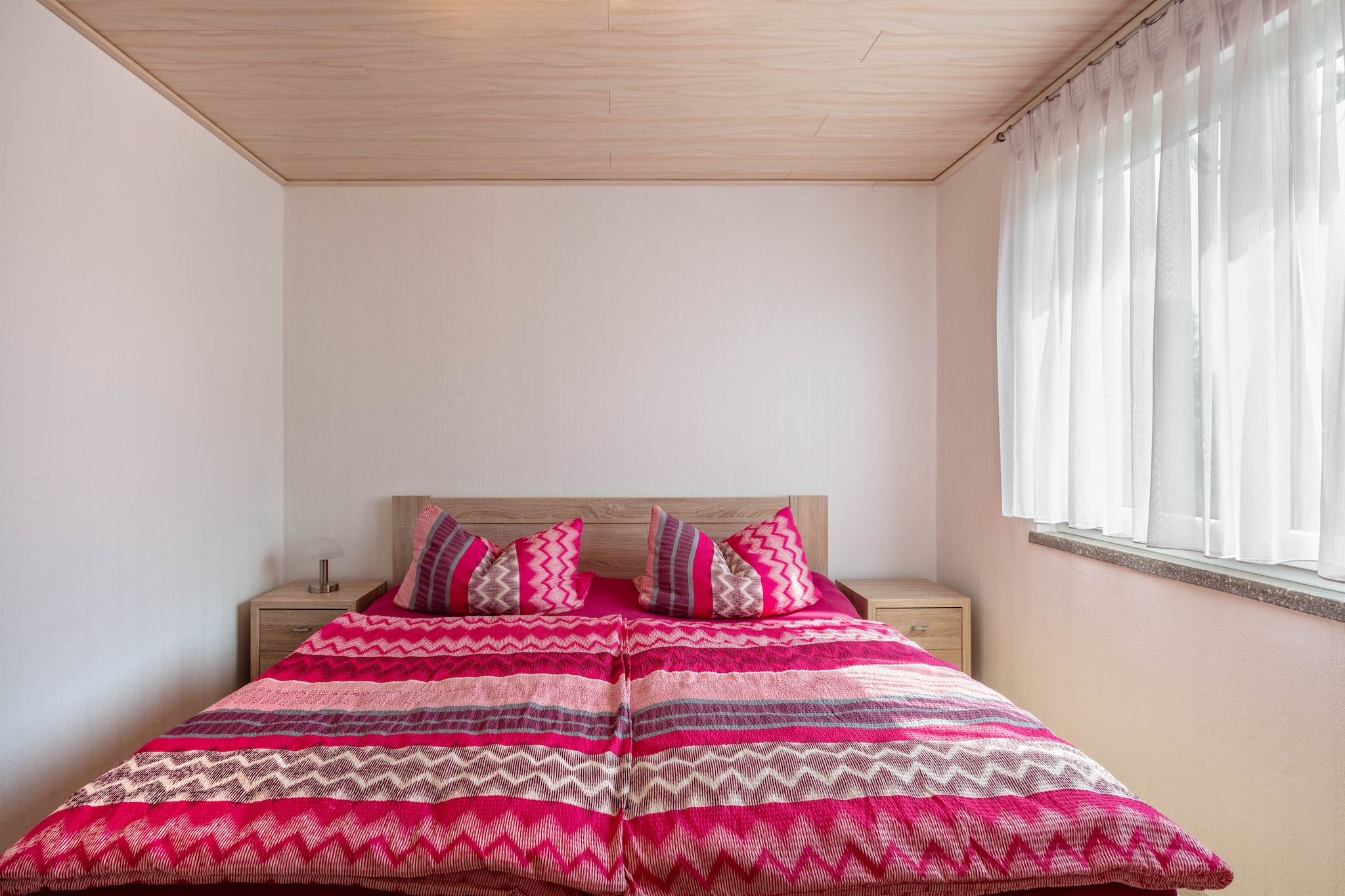 Ground floor: (Entrance, hall, open kitchen(cooker(ceramic), coffee machine(filter), oven, microwave, fridge(+ freezer)), Living/diningroom(TV(flatscreen, satellite), radio), bedroom(double bed), bathroom(shower, washbasin, toilet))\n\nheating(electric, central), terrace(private, 8 m2), garden(private, fenced, 2000 m2), bicycle storage, garden furniture, BBQ(charcoal), 2x parking, deckchairs