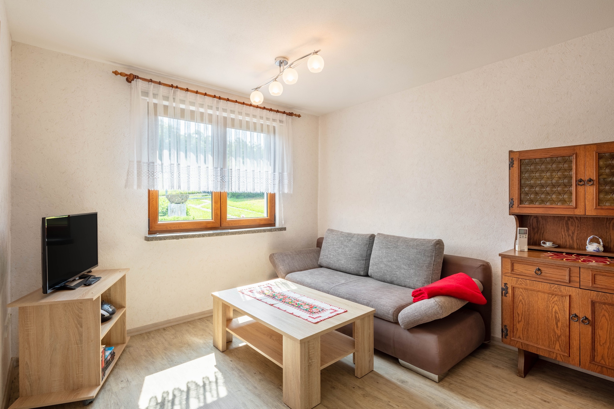 This cosy 1-bedroom apartment in Stützerbach, Thuringia, is ideal for a romantic getaway or a peaceful solo retreat. Suitable for up to 2 guests, it offers comfort, convenience, and direct access to nature.
Nestled just 100 m from the forest, it’s perfect for hiking and trekking lovers. In winter, ski slopes and lifts are only 4 km away, and cross-country skiing trails are even closer. You can unwind by the lake beach, just a 10-minute drive away. Enjoy local flavours at nearby restaurants just 20 m from the apartment.
The apartment is well-equipped and fully furnished, featuring an open kitchen to enjoy cooking together, a heating system for year-round comfort, and on-site parking. Whether you're heading out for winter sports, nature walks, or simply relaxing in a quiet village, this apartment provides a comfortable home base.
With public transport 300 m away and the nearest airport 50 km, your journey here is hassle-free. A lovely spot for a quiet and nature-filled escape.