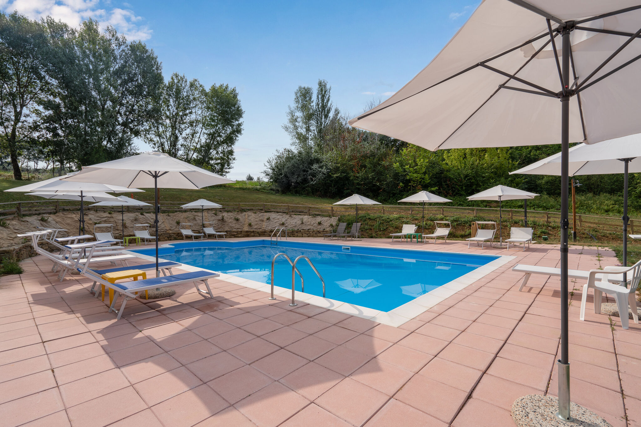 Gezellig appartement in Montone met een gedeeld zwembad