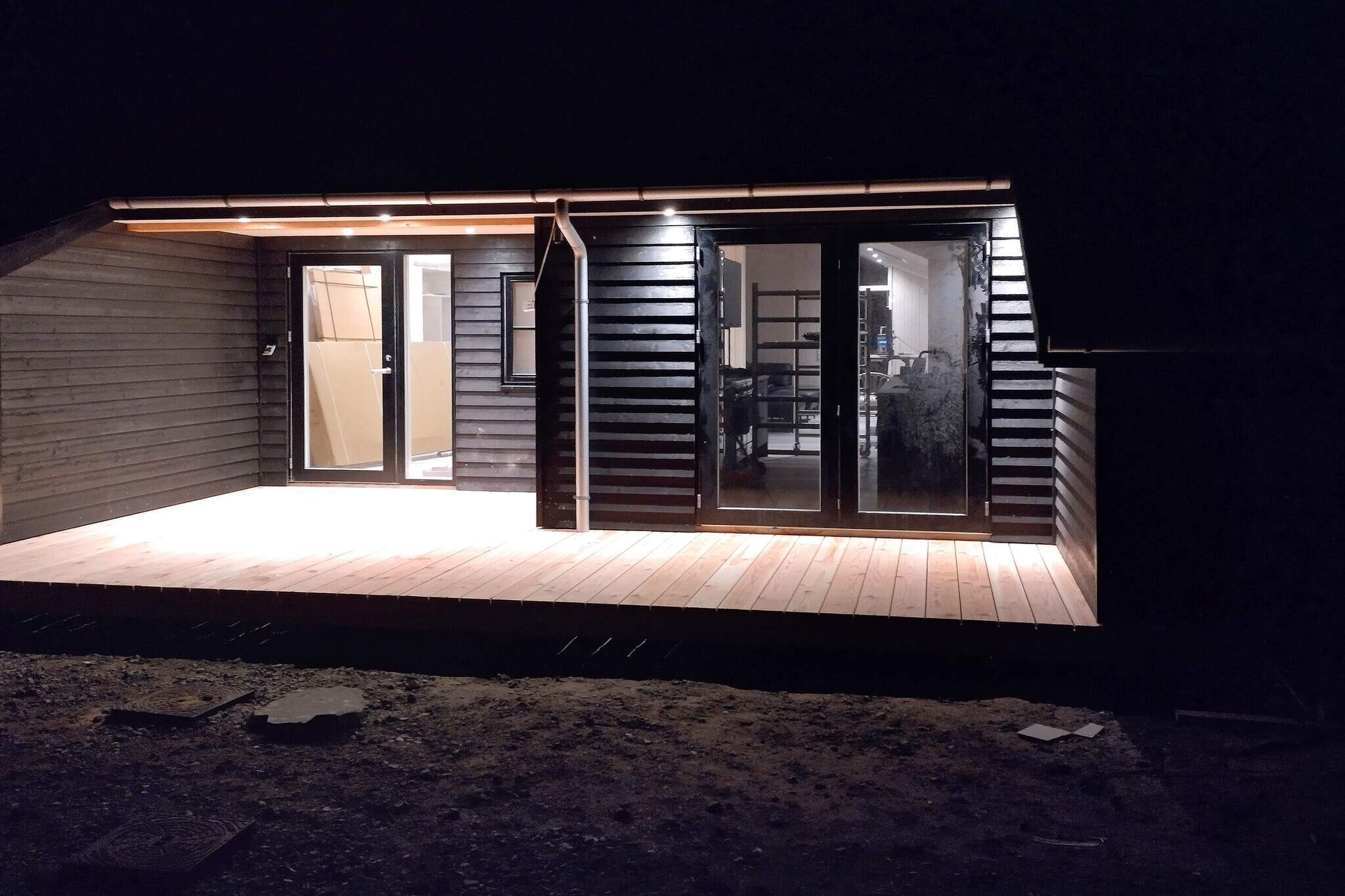 Internet Access DSL, Sitting room(2x single folding bed), Sitting room(2x single folding bed), open kitchen(cooker(electric), hood, coffee machine, microwave, dishwasher, fridge, fridge-freezer), Living/bed room(TV(cable), high chair), bedroom(double bed, cot), bedroom(double bed), bedroom(double bed), bedroom(double bed), bedroom(double bed), bedroom(2x single bed), bedroom(2x single bed), bedroom(2x single bed), bedroom(2x single bed), bathroom(floor heating)(tumble dryer, bathtub or shower, washbasin, toilet, washing machine), bathroom(floor heating)(bathtub or shower, washbasin, toilet), bathroom(floor heating)(bathtub or shower, washbasin, toilet), bathroom(floor heating)(washbasin, toilet), game computer, Bubble bath(outside, heated, 8 persons), sauna(indoor, heated, 6 persons), heating(electric), terrace, terrace(roofed), BBQ, swimming pool(indoor, 400 m2), play equipment, table tennis table, table football, football goal, billiards, air to water heatpump