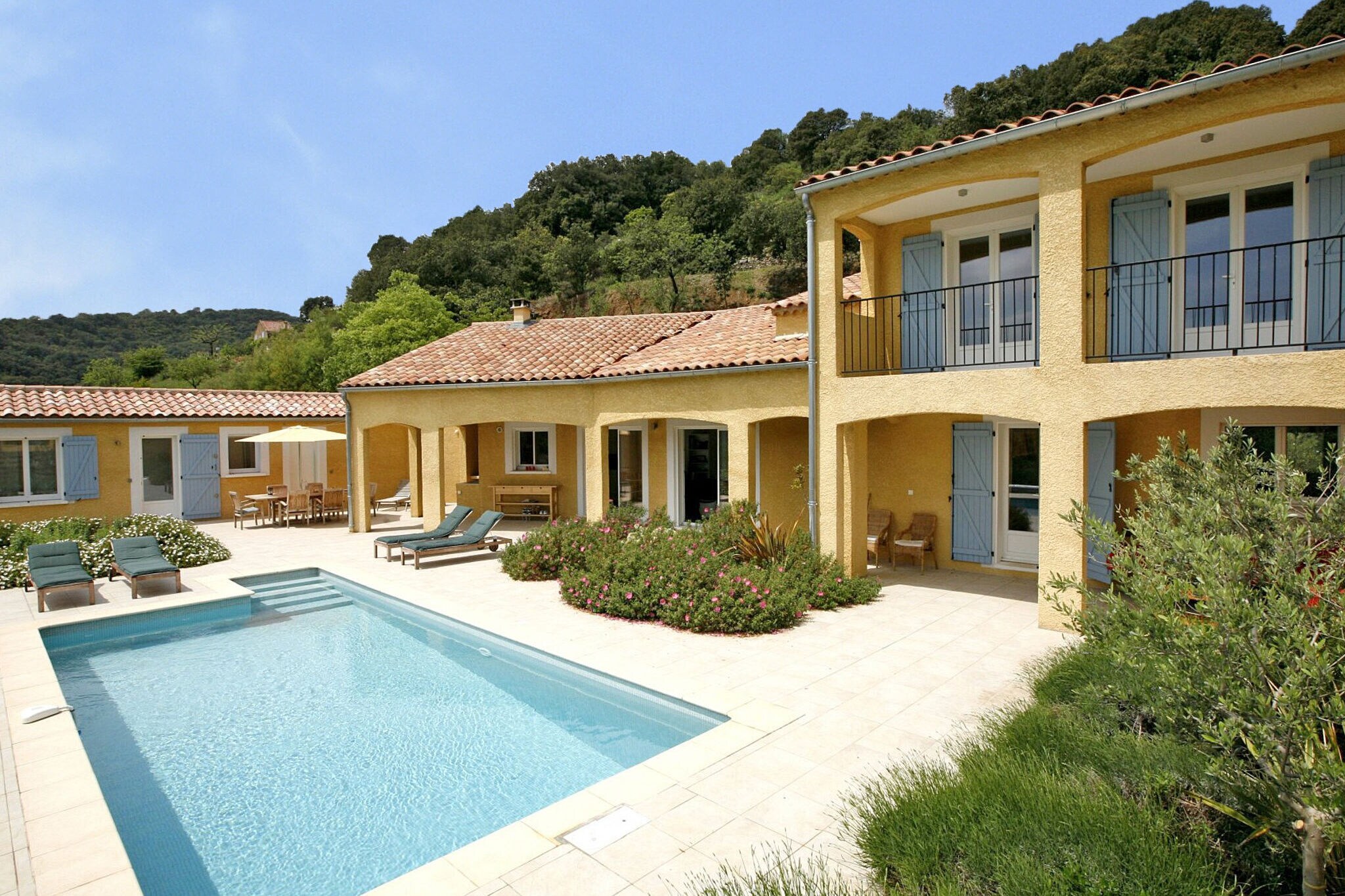 Luxe villa in Roquebrun met een verwarmbaar zwembad