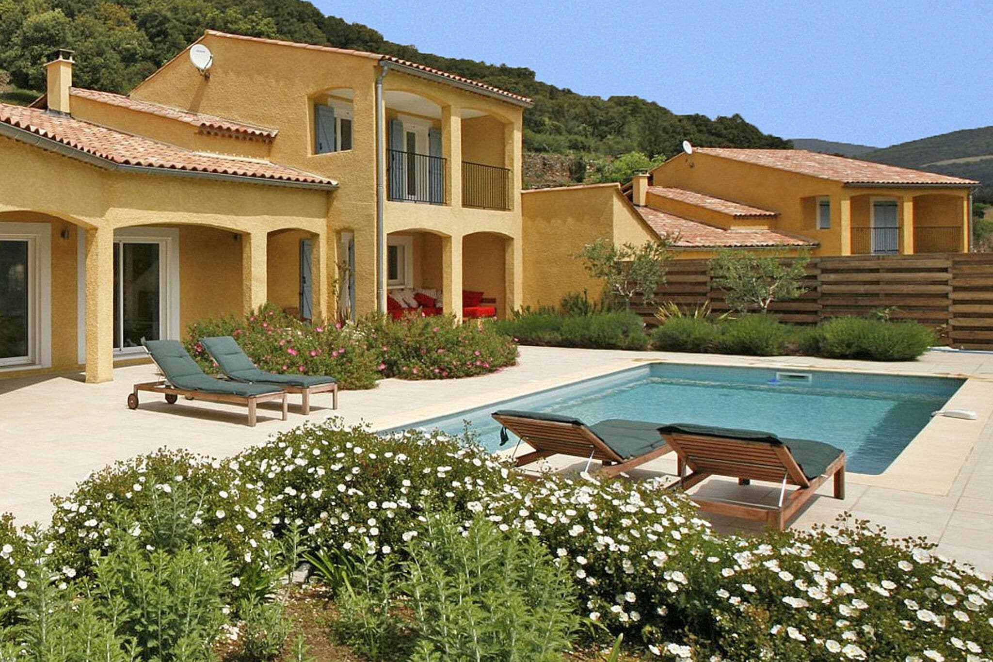 Luxe villa in Roquebrun met een verwarmbaar zwembad