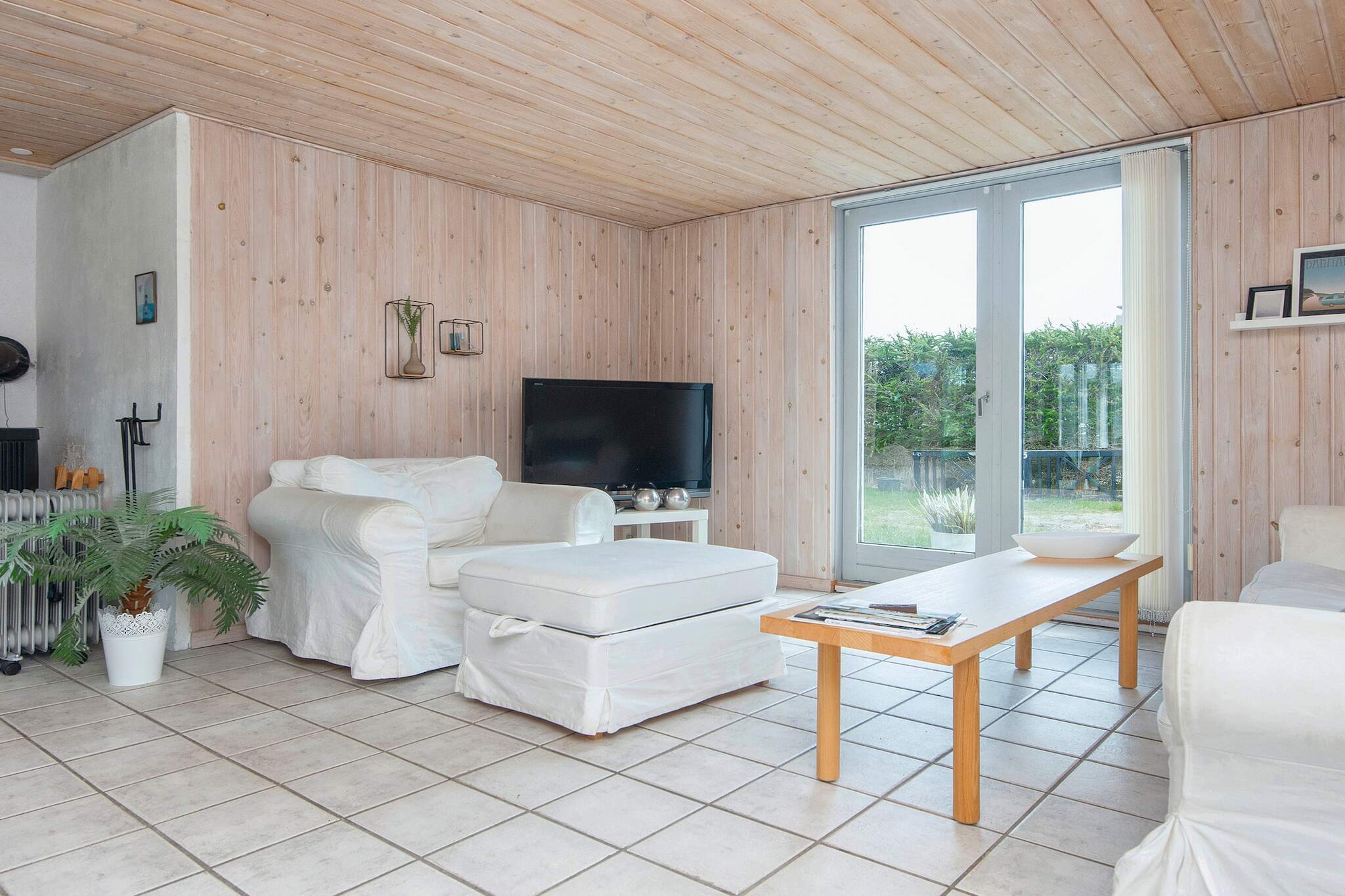 open kitchen(cooker(electric), hood, coffee machine, microwave, dishwasher, fridge-freezer), Living/bed room(TV(german television channels, danish TV channels (DR1 and TV2)), high chair, chromecast), bedroom(double bed, children\'s bed), bedroom(2x single bed), bedroom(4x bunk bed), bathroom(floor heating)(tumble dryer, bathtub or shower, washbasin, toilet, washing machine), heating(electric), terrace, garden, table tennis table, table football, billiards, air to air heatpump