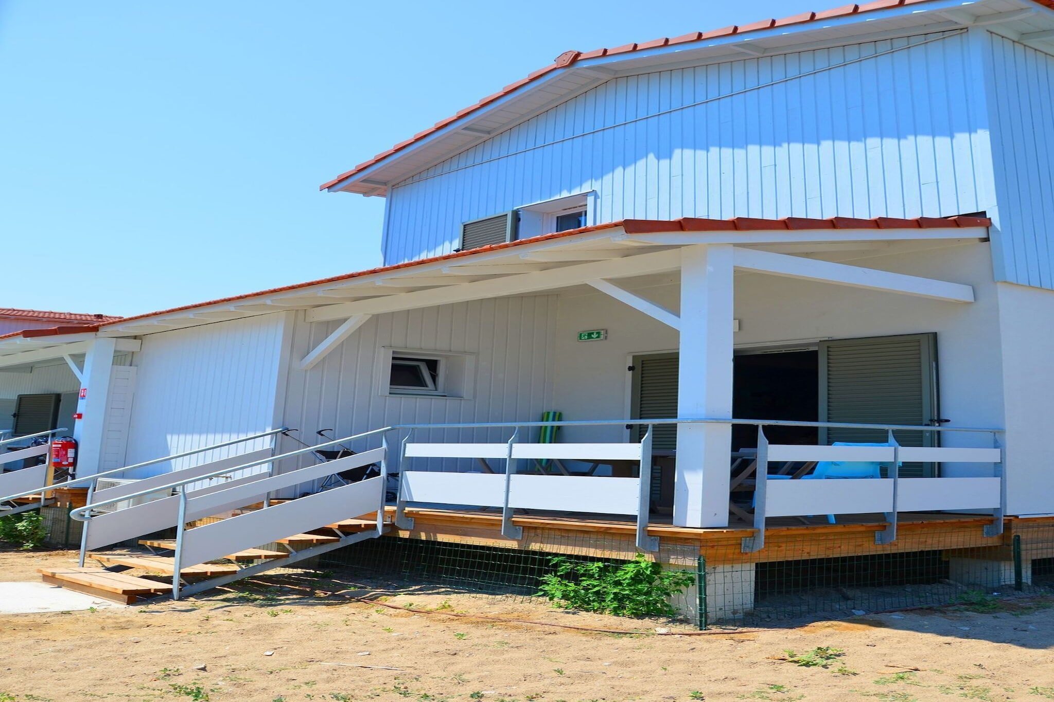 La Grenadine 2-Exterior in summer