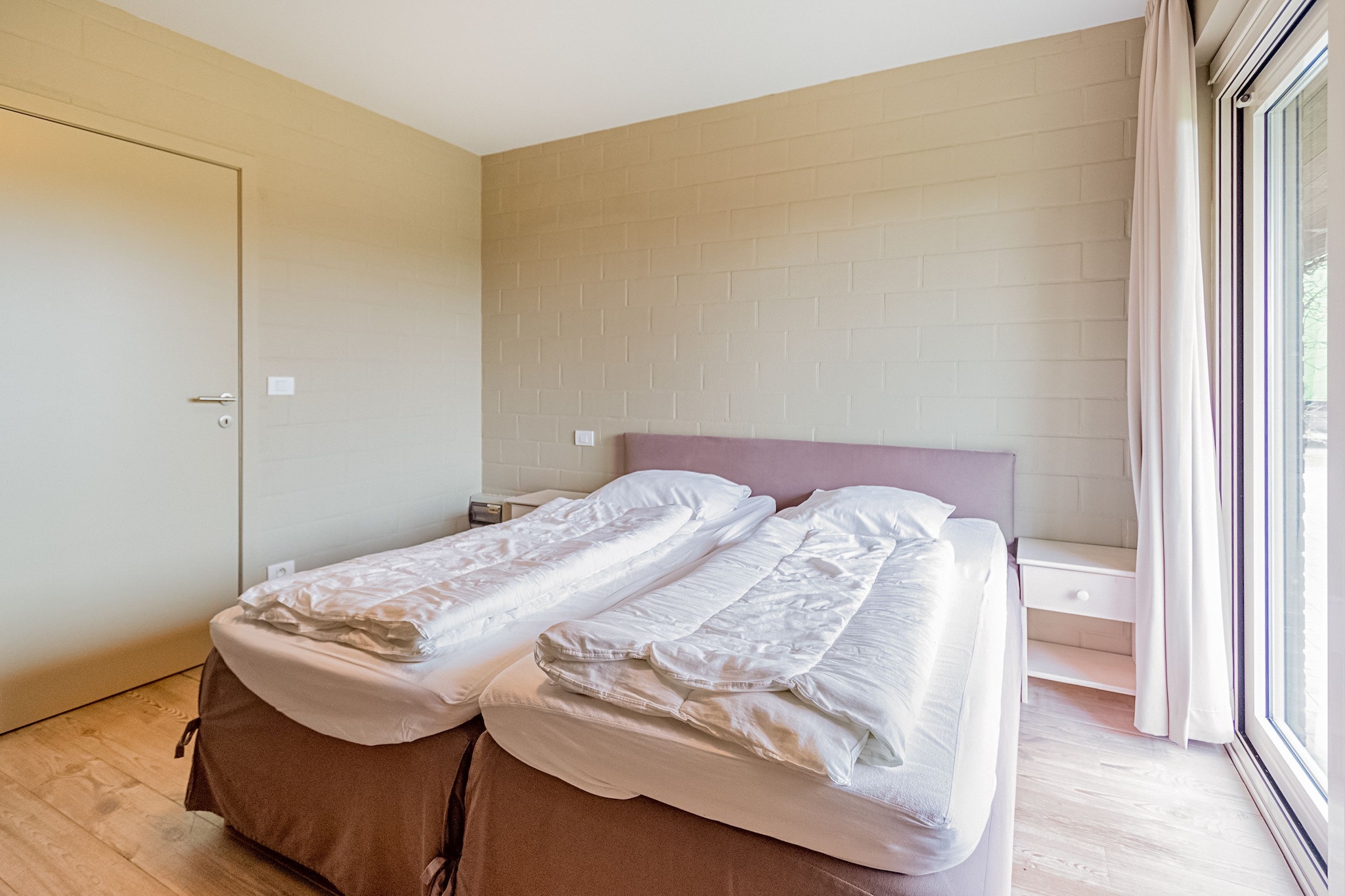 Ground floor: (Living room(TV, seating area), Kitchen(hob, oven, microwave, dishwasher, fridge-freezer), Bedroom with bathroom(double bed, shower, washbasin, toilet), toilet, storage(washing machine))\n\nOn the 1st floor: (bedroom(double bed), bedroom(double bed, bunk bed), bedroom(double bed, bunk bed, bunk bed), bathroom(shower, washbasin, toilet), bathroom(shower, washbasin, washbasin, toilet), bathroom(shower, washbasin, washbasin, toilet))\n\nair conditioning, terrace, garden, garden furniture