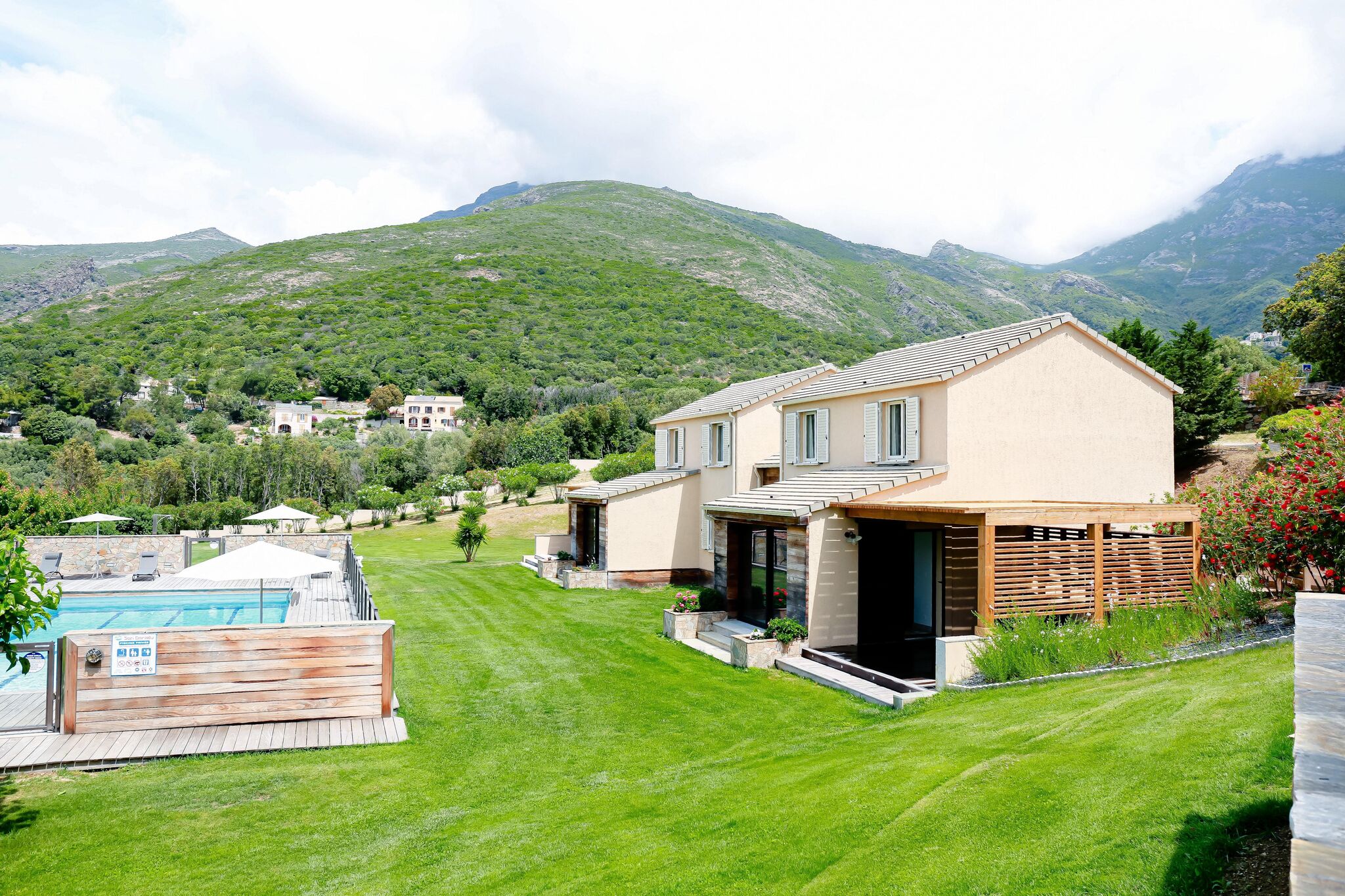 Villa avec deux espaces de vie et une grande piscine à Farinole