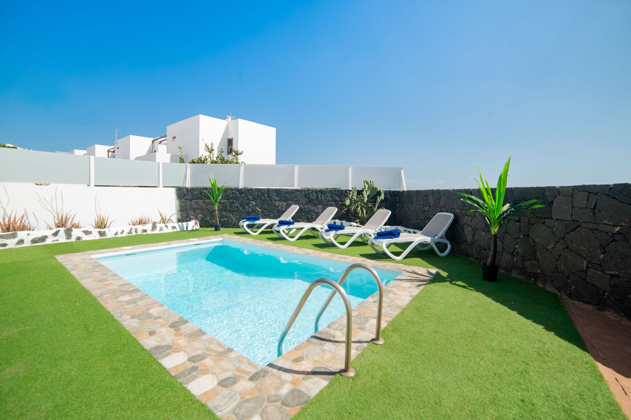 Jolie maison de vacances à Playa Blanca avec piscine