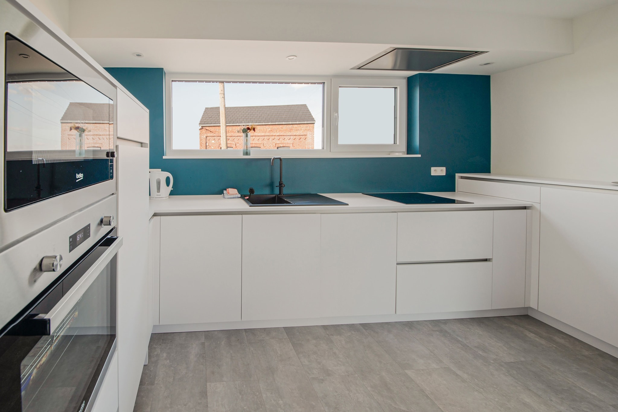 Ground floor: (Entrance, bedroom(single bed, single bed), bedroom(single bed), bathroom(shower(walk-in shower), washbasin, toilet))\n\nOn the 1st floor: (Living room(TV, dining table, fireplace, seating area), Kitchen(cooker(ceramic), coffee machine(cups), oven, microwave, dishwasher, fridge-freezer), bedroom(double bed), bathroom(shower, washbasin))\n\nterrace, garden furniture, parking, parasol, table football, children\'s bed, hairdryer, party games, baby crib(free)