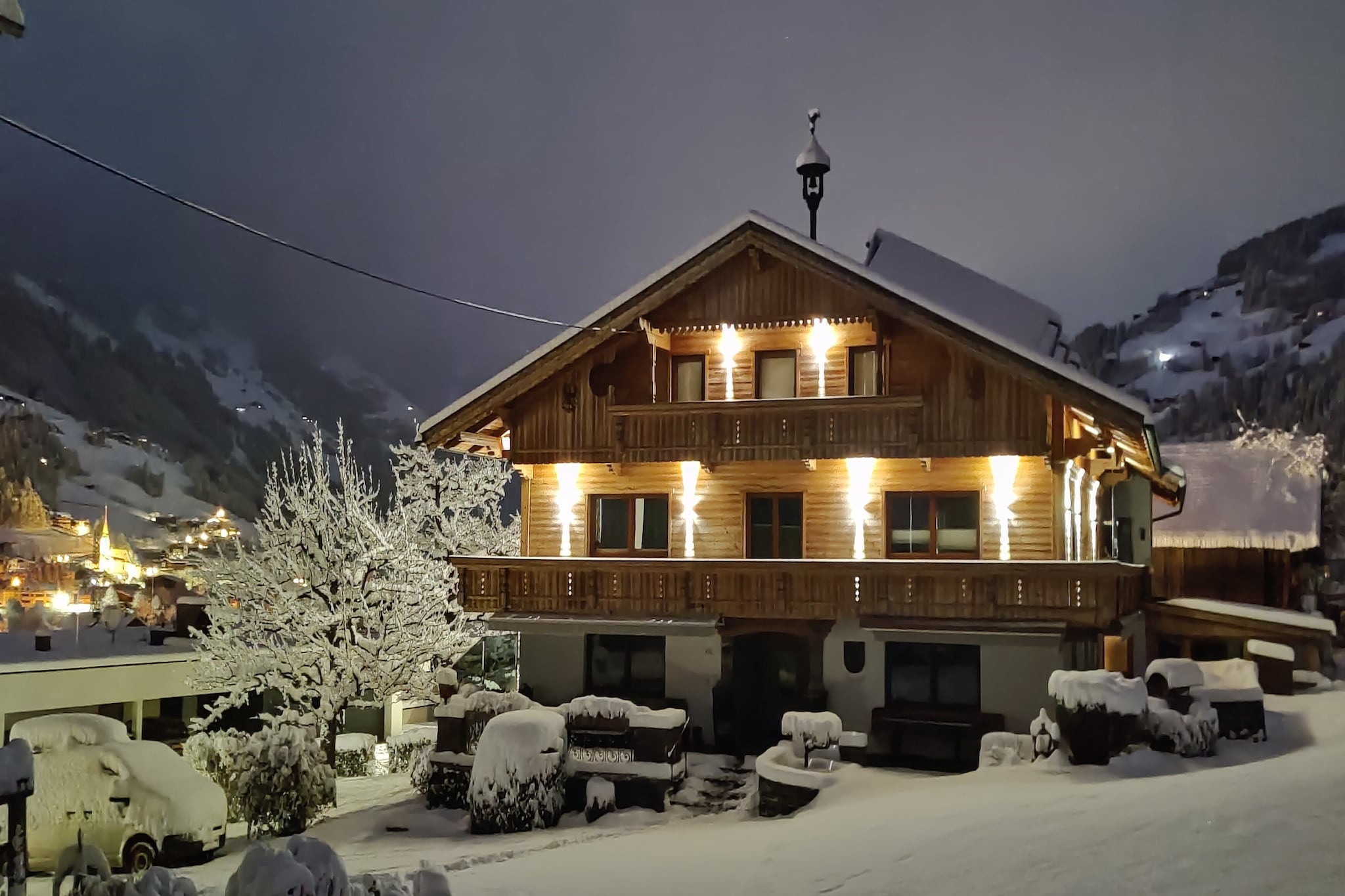 Holiday home for 18 people in Ramsau in the Zillertal
Winter: the bus stop is just 150 m away and provides a direct connection to Zillertalarena!

Holiday home MOIKLERHOF is located in a sunny location in Ramsau im Zillertal in the district of Bichl, 3.5 km from the centre of Mayrhofen and 1.5 km from the centre of Ramsau. There are restaurants and shops in the centre of Ramsau. The distances to all public amenities are 4.5 km to the Penken mountain railway, 1.5 km to the Horberg mountain railway and 1 km to the supermarket. Restaurants approx. 200 m. In summer, you get free admission to the outdoor swimming pools in Hippach and Mayrhofen.
5000 m² of land with garden furniture and children's play equipment are at your disposal. A large common room with a new modern kitchen as well as play area and a collection of games are also available. The house has 2 balconies. Parking on the property is free. The farm is operational (dairy farming/poultry) and is about 50 m from the holiday home. Products can be bought on the farm. The house was completely renovated in spring 2021. There are five rooms on the first floor and three rooms on the second floor, each with a shower and WC, satellite TV, free WiFi and a balcony.
There is also an infrared cabin for 2 people in the new wellness room.
The owner and his family live on the 1st floor of the house (same staircase) and the owner's parents live on the ground floor. 

Interior
9-room part of the house divided over 3 floors measuring approx. 350 m².
Ground floor: separate entrance in hall. Large lounge (approx. 90 m²) with dining area (corner benches, chairs), comfortable couch, satellite TV and children's play area, kitchen separated by a cooking island (4 ceramic hobs, 2 ovens, microwave, dishwasher, 2 fridge/freezer combinations, large filter coffee machine, kettle , toaster, slicer), with access to the pantry. 2x WC/sink.
1st floor: 2 double rooms, each with shower/WC. 2 bedrooms, each with a double bed, single bed and shower/WC. Single room with shower/WC.
2nd floor (slanted roof in some areas): 2 double rooms, each with shower/WC. Bedroom with double bed, single bed and shower/WC.
All rooms are equipped with satellite TV, free WiFi and hairdryer. Balcony access from all bedrooms. 
