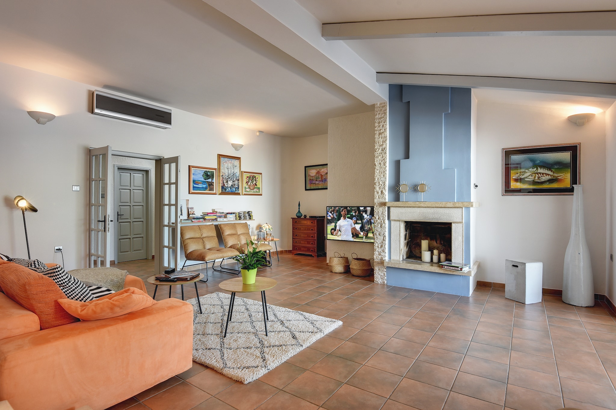 Ground floor: (Living room(TV, seating area), dining room(dining table), Kitchen(electric kettle, toaster, cooker(4 ring stoves, electric), coffee machine, oven, microwave, dishwasher, fridge-freezer), bedroom(single bed, double bed(180 x 200 cm), air conditioning), bathroom(shower, washbasin, toilet), bathroom(shower, washbasin, toilet))\n\nmezzanine: (bedroom(double bed(160 x 200 cm)), bathroom(shower, toilet))\n\nOn the 1st floor: (bedroom(double bed(160 x 200 cm), air conditioning), bedroom(double bed(160 x 200 cm), TV(satellite), balcony, air conditioning), bedroom(single bed(90 x 200 cm), air conditioning))\n\nKitchen, bathroom(shower, toilet), washing machine, terrace(private, roofed, 20 m2), garden(private), garden furniture, BBQ, parking, swimming pool(private, 7 x 4 m.), table tennis table