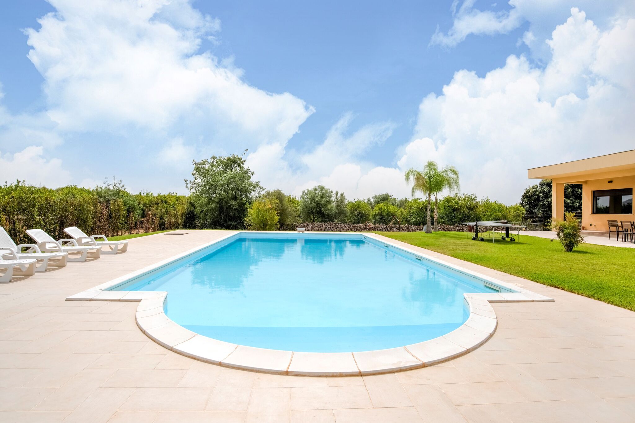 Villa und Nebengebäude, Klimaanlage und privater Pool