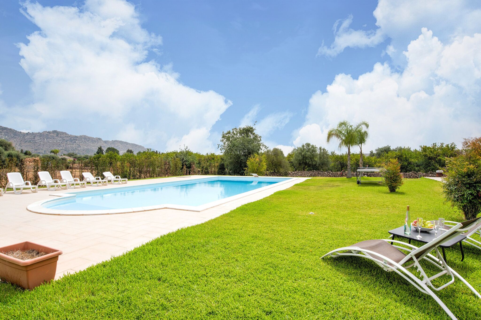 Villa und Nebengebäude, Klimaanlage und privater Pool