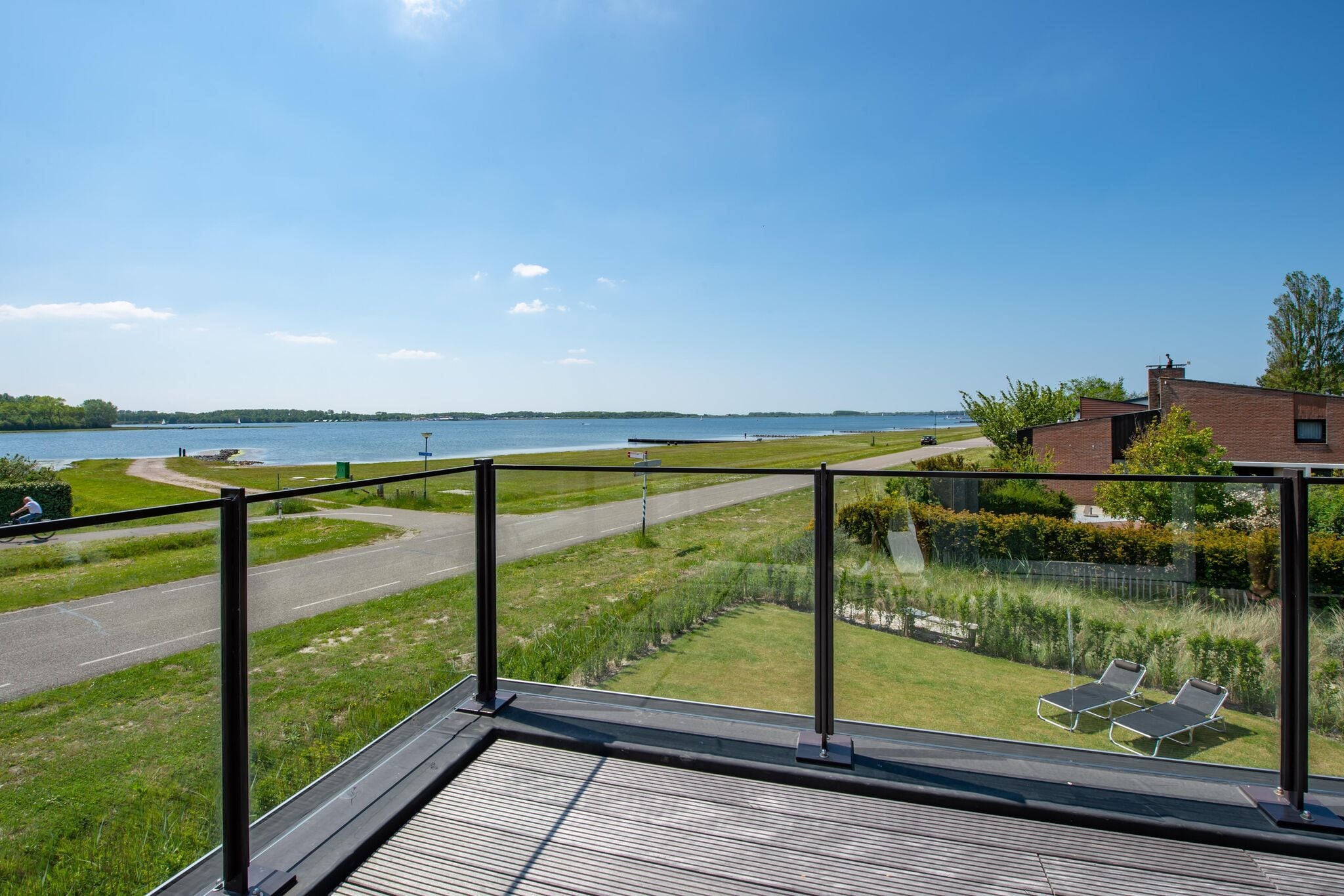 Moderne Villa mit Blick auf den Veere-See