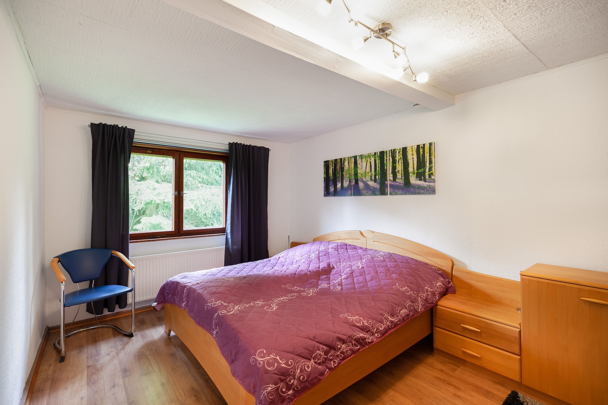 On the 1st floor: (Living room(double sofa bed, TV(flatscreen, satellite), radio, CD player), dining room(dining table), Kitchen(toaster, cooker(4 ring stoves, ceramic, electric), coffee machine(filter), oven, dishwasher, fridge(+ freezer)), bedroom(double bed(180 x 190 cm)), bedroom(double bed(140 x 200 cm)), bedroom(single bed, cot, changing mat), bathroom(bath tub, shower, washbasin, toilet, hairdryer), Landing)\n\nheating(central), terrace(private, 10 m2), garden(private, partially fenced, 30 m2), garden furniture, BBQ(charcoal), parking, sand pit, high chair, Swing set