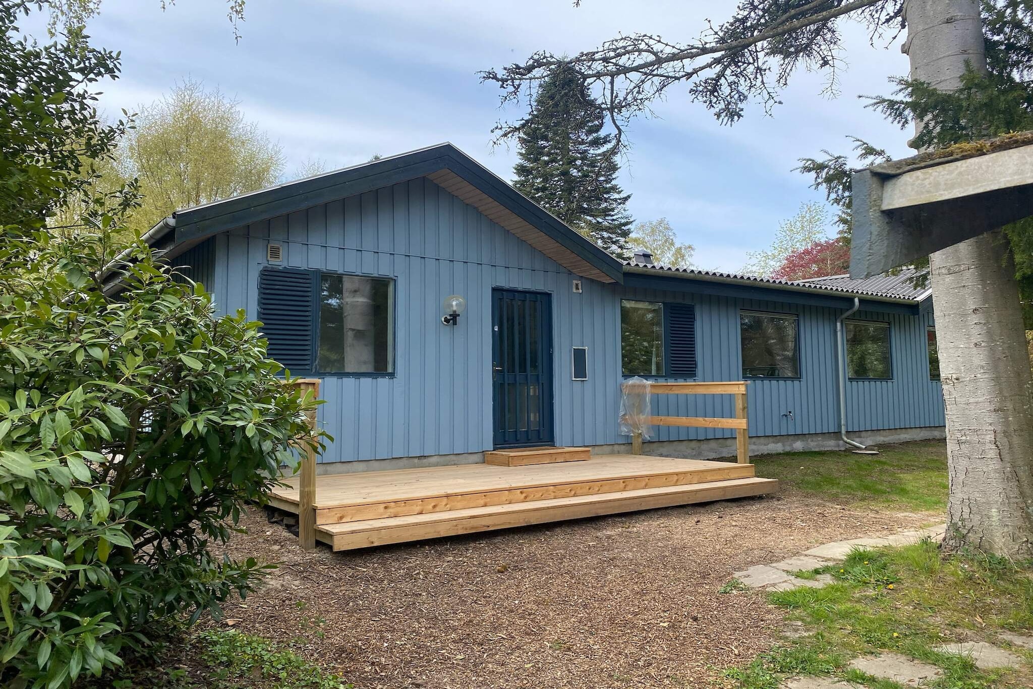 Holiday home in Dronningmølle lovely natural plot close to the beach, shopping and experiences. There is an open kitchen with i.a. ceramic hob, extractor hood and dishwasher. Dining room and living room with access to covered terrace equipped with air / air heat pump, radio, stereo, internet, TV with Chromecast, DVD and Blu-ray player. There are three bedrooms divided into two with double beds and one with two single beds. There is a cot and high chair for the little ones. Bathroom with shower and washing machine. In the garden there is a barbecue and sandpit as well as a trampoline (used at your own risk / insurance). Not for rent to youth groups.
A refundable deposit might be charged closer to your check-in date. This deposit covers utilities consumed during your stay and any additional services that may be taken. The final amount will be adjusted based on actual meter readings, actual usage of extra services, and any remaining balance will be refunded within 21 days after checkout.