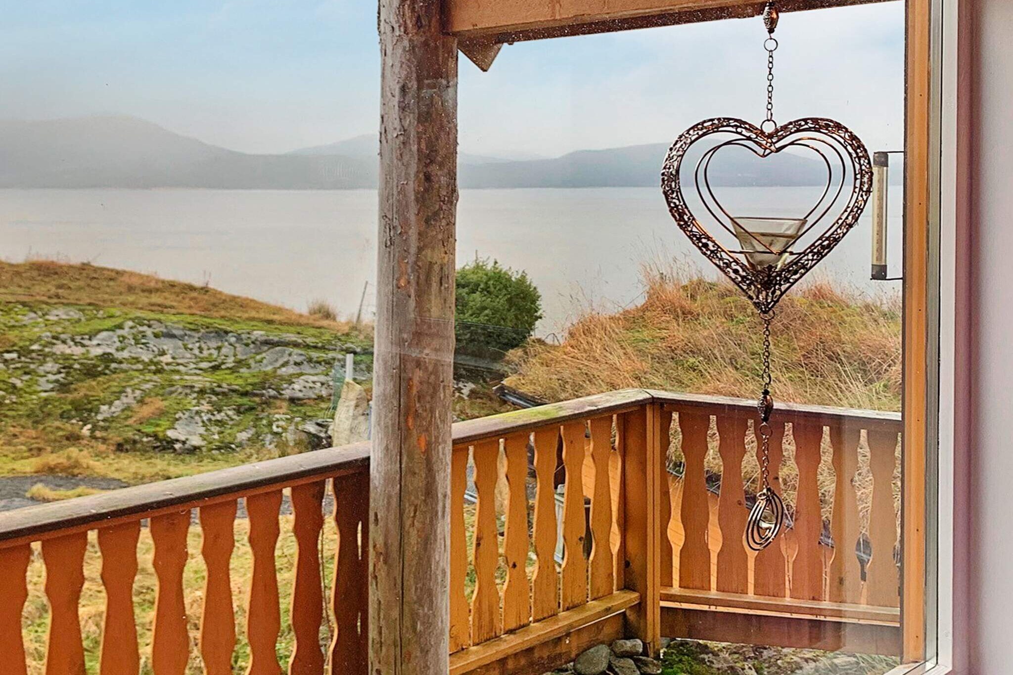 Internet Access DSL, open kitchen(cooker(electric), hood, coffee machine, waffle iron, microwave, dishwasher, fridge, freezer(200-249L), tumble dryer, washing machine), Living/bed room(25 m2)(TV(satellite, german television channels, norvegian TV channels ), radio, chromecast), bedroom(8 m2)(2x single bed), bedroom(6 m2)(2x single bed), bedroom(15 m2)(2x single bed), bathroom(floor heating)(bathtub or shower, washbasin, toilet), heating(electric), garden furniture, BBQ, parking, air to air heatpump