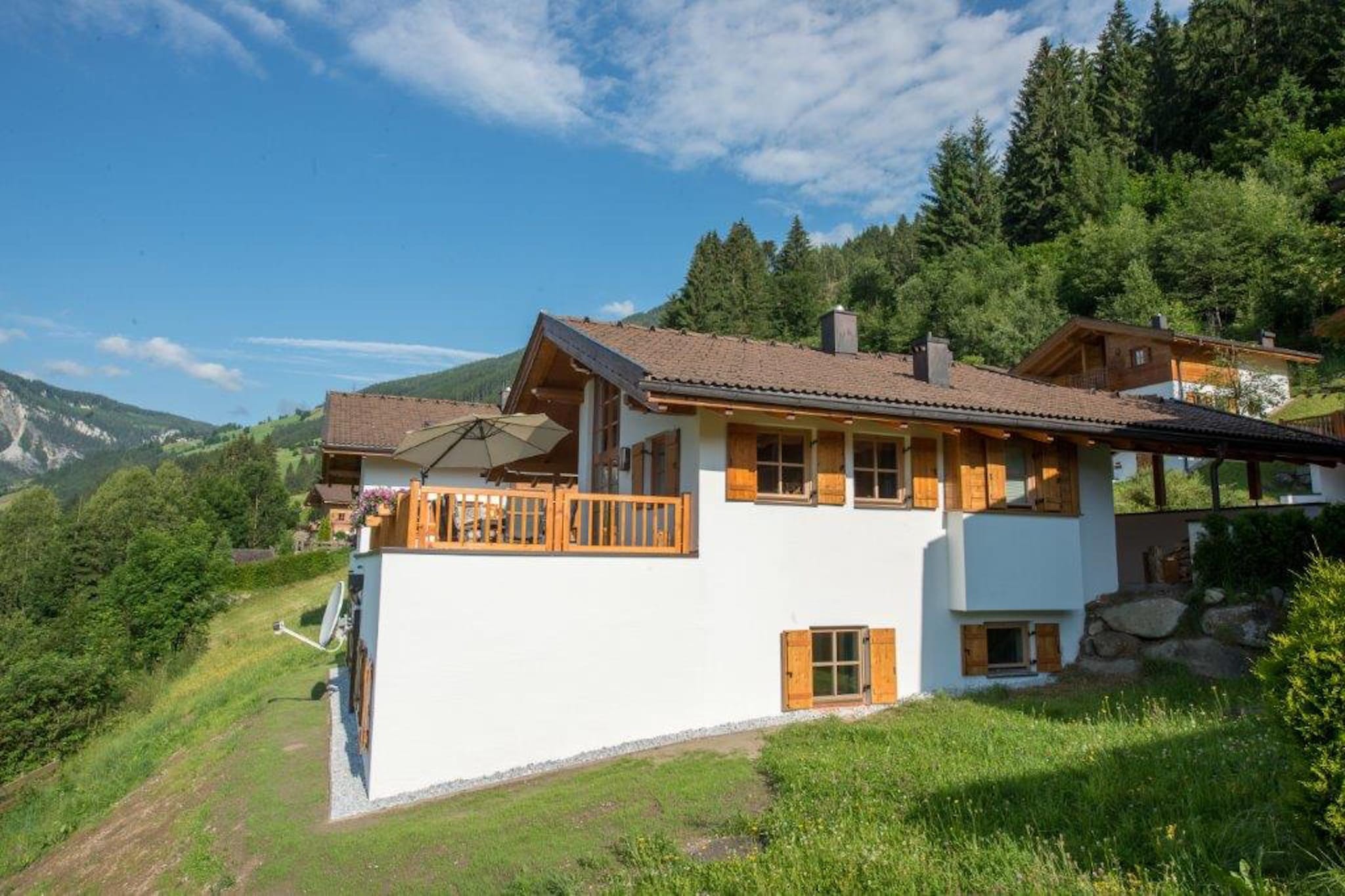 This nice chalet enjoys a beautiful location and is built against a slope. This way, the entrance is on the living floor while the bedrooms and bathrooms can be found one floor below.
The chalet is comfortable and fully furnished and finished with a lot of wood. This allows you to fully enjoy the Austrian atmosphere. On the ground floor, you will find a living room with a pleasant fireplace. The large windows from the floor to the roof provide a fantastic view of the surrounding mountains. The open kitchen is equipped with all amenities. You will find, among other things, a dishwasher, microwave and oven. In the hallway you'll find a separate toilet. One floor below, you will have four bedrooms at your disposal, two of which with an en-suite bathroom with shower and toilet. There are three bedrooms with a double bed and one bedroom with two single beds. The third bathroom features a bathtub, shower and toilet. There is a separate toilet on the landing. A wellness area with sauna, shower, washing machine and dryer completes the house.
Outside, you will find a spacious south-facing balcony/terrace. There are two parking spaces at the chalet, one of which is covered. 
Good to know: the beds are made upon arrival. You have free access to the nearby swimming pool "Kristall". The ski bus stop is within walking distance.