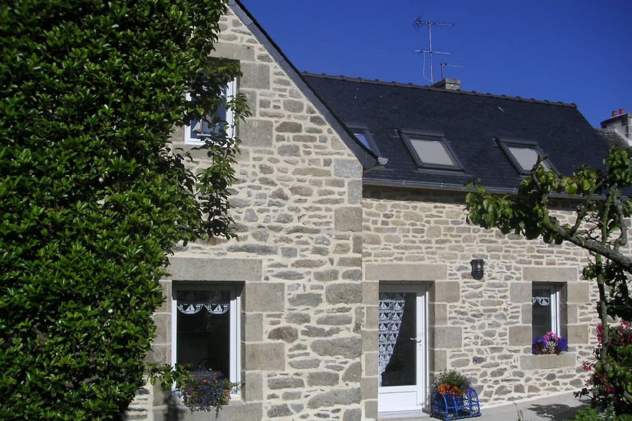 Comfortable Holiday Home in Roscoff with Garden
