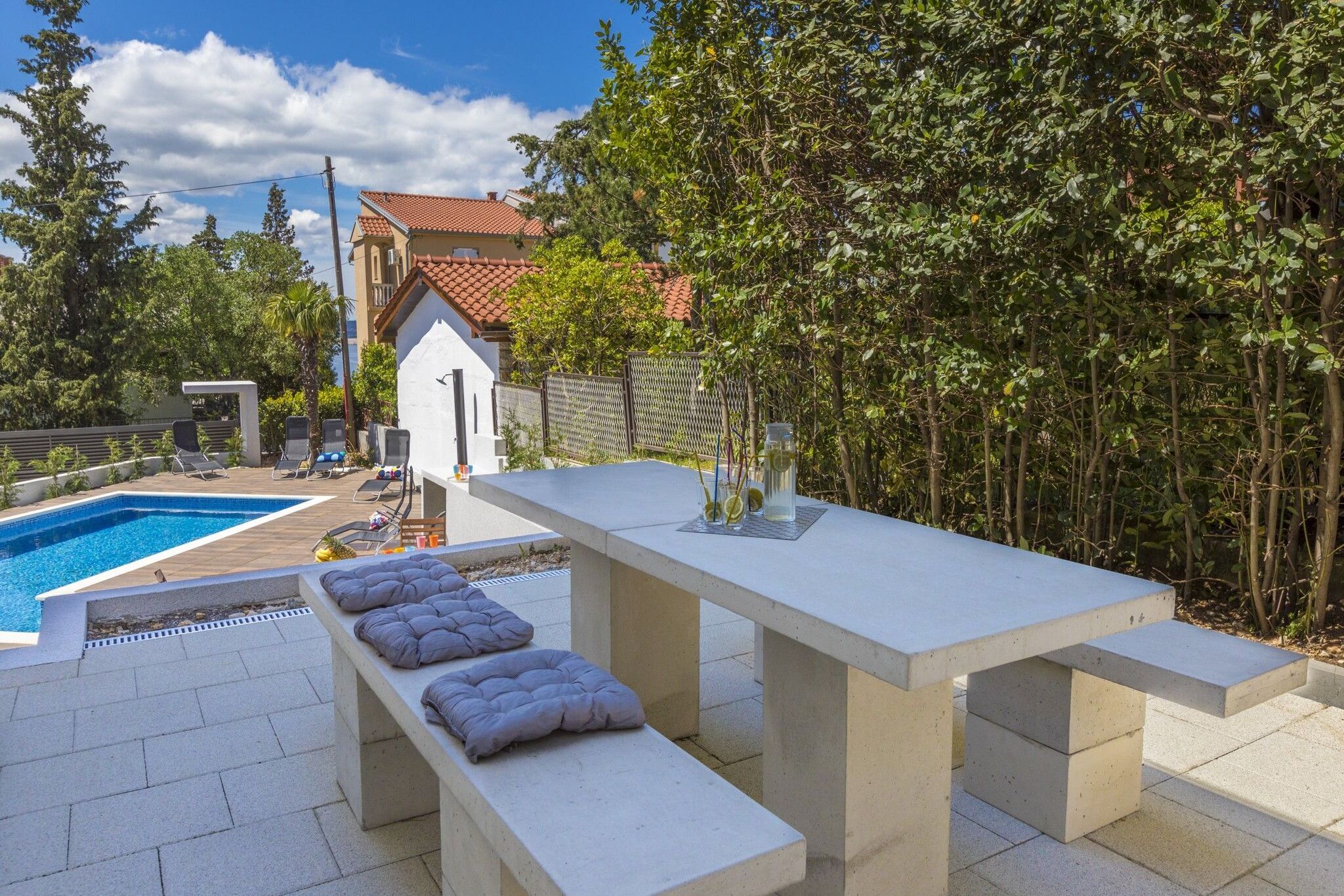 Geräumige Wohnung mit Pool und überdachter Terrasse mit Meerblick