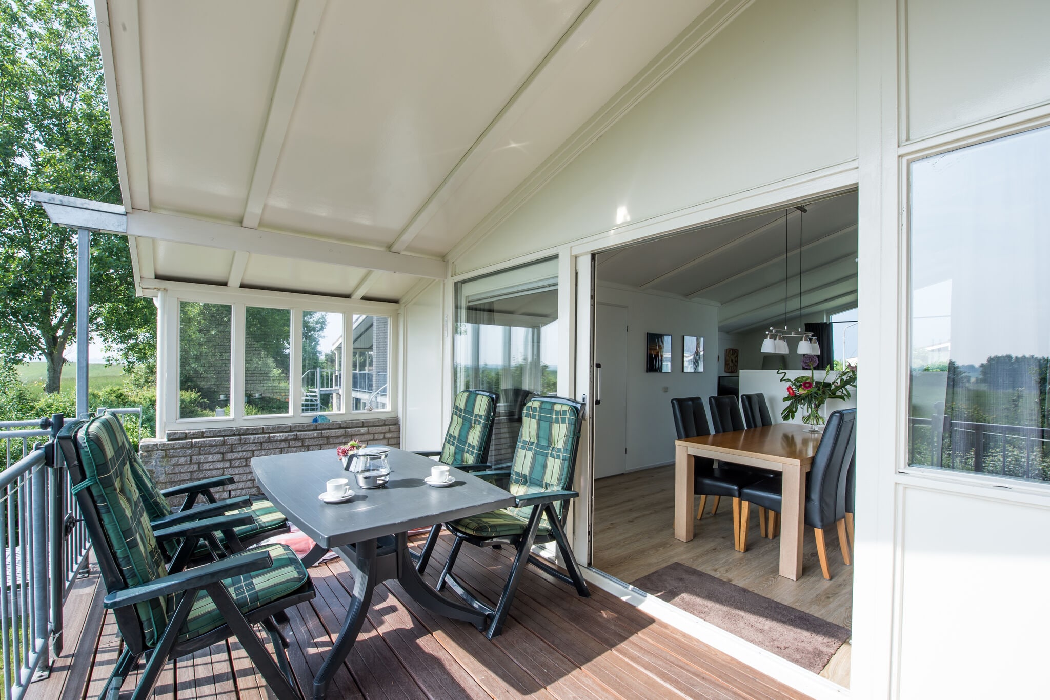 komfortabel eingerichtetes Doppelhaus mit sonniger Terrasse und Balkon