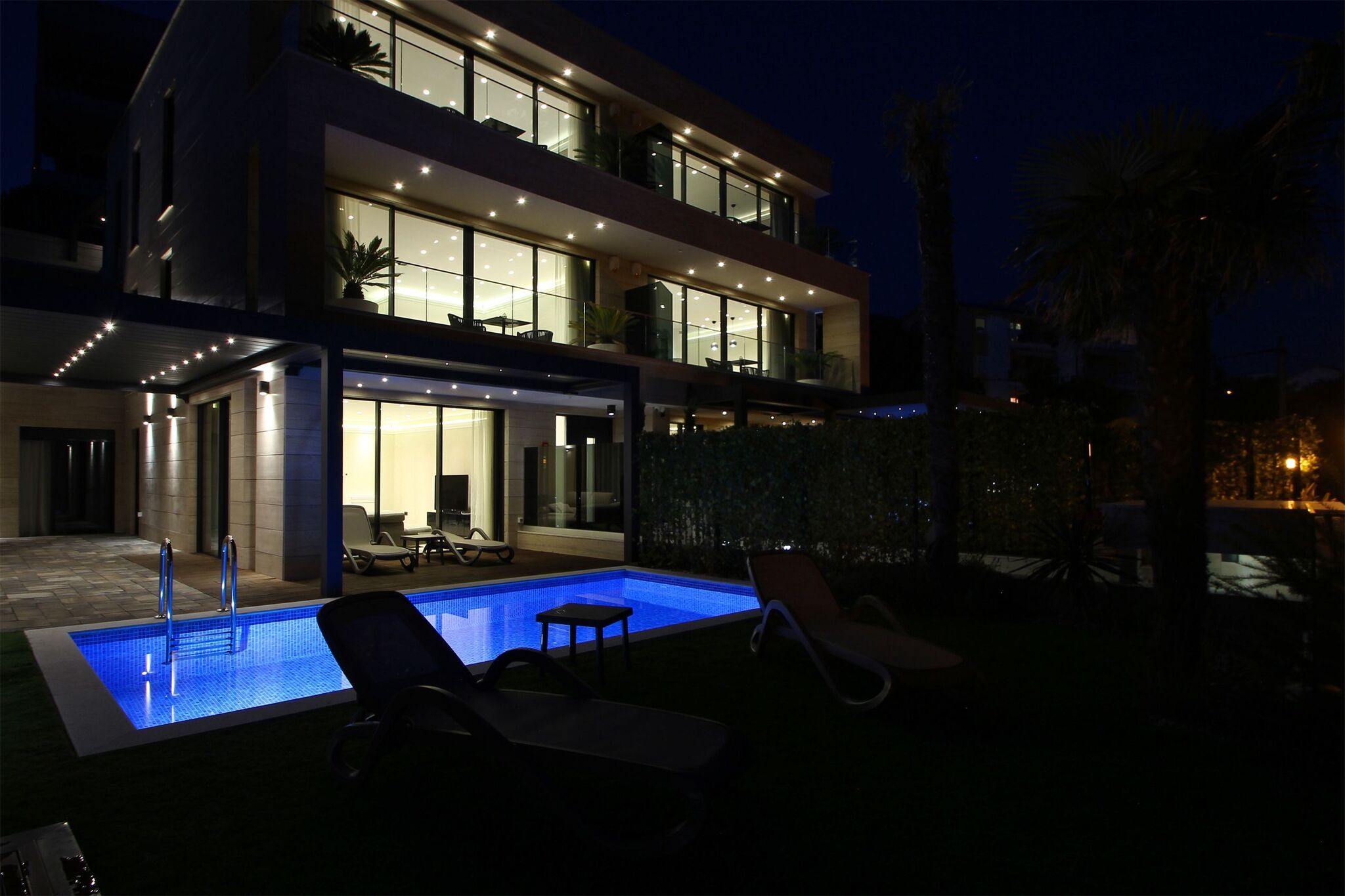 Luxury home with private pool and sauna for use , 15m distant from the sea
