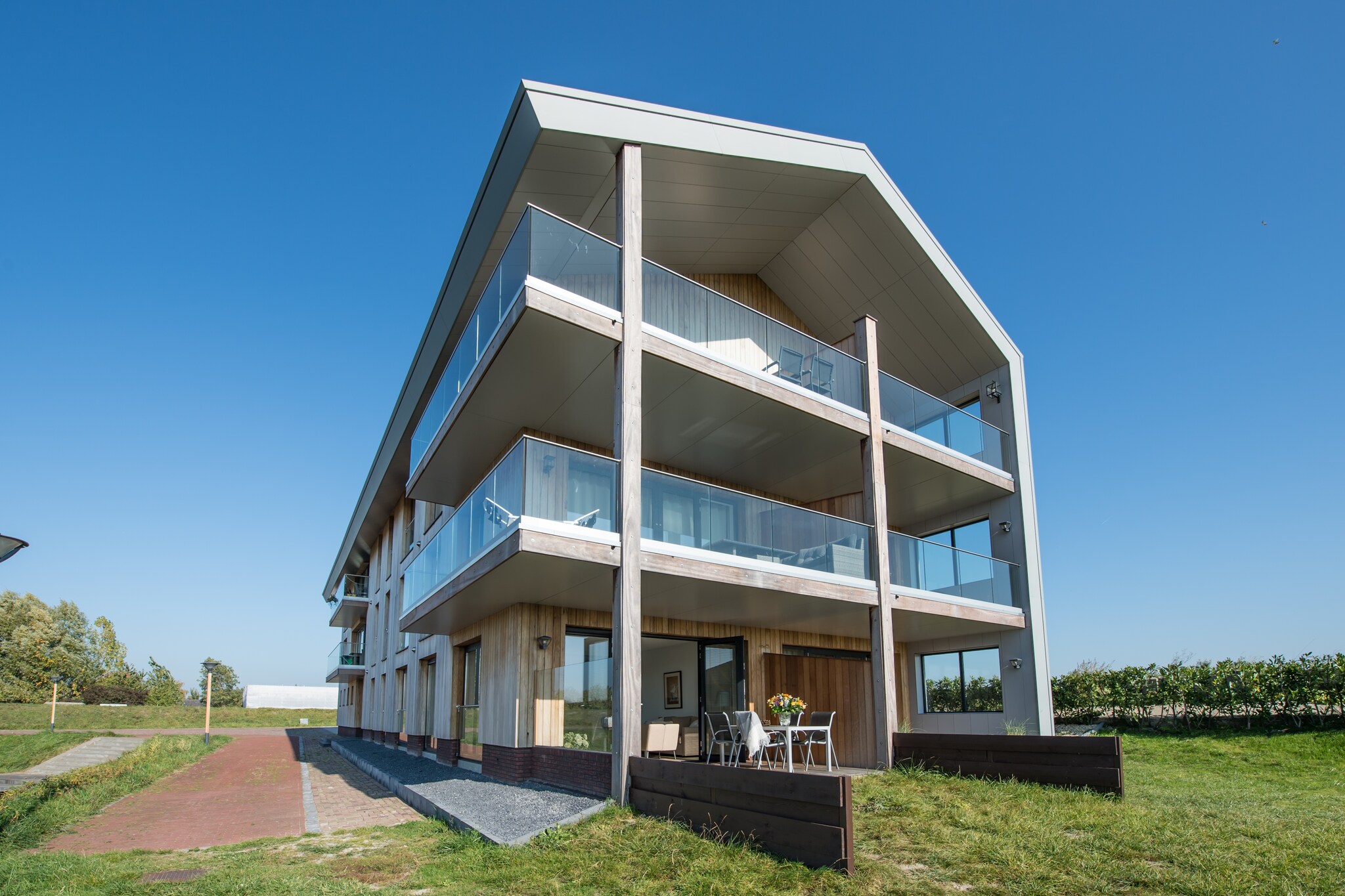 Tasteful apartment with marina view