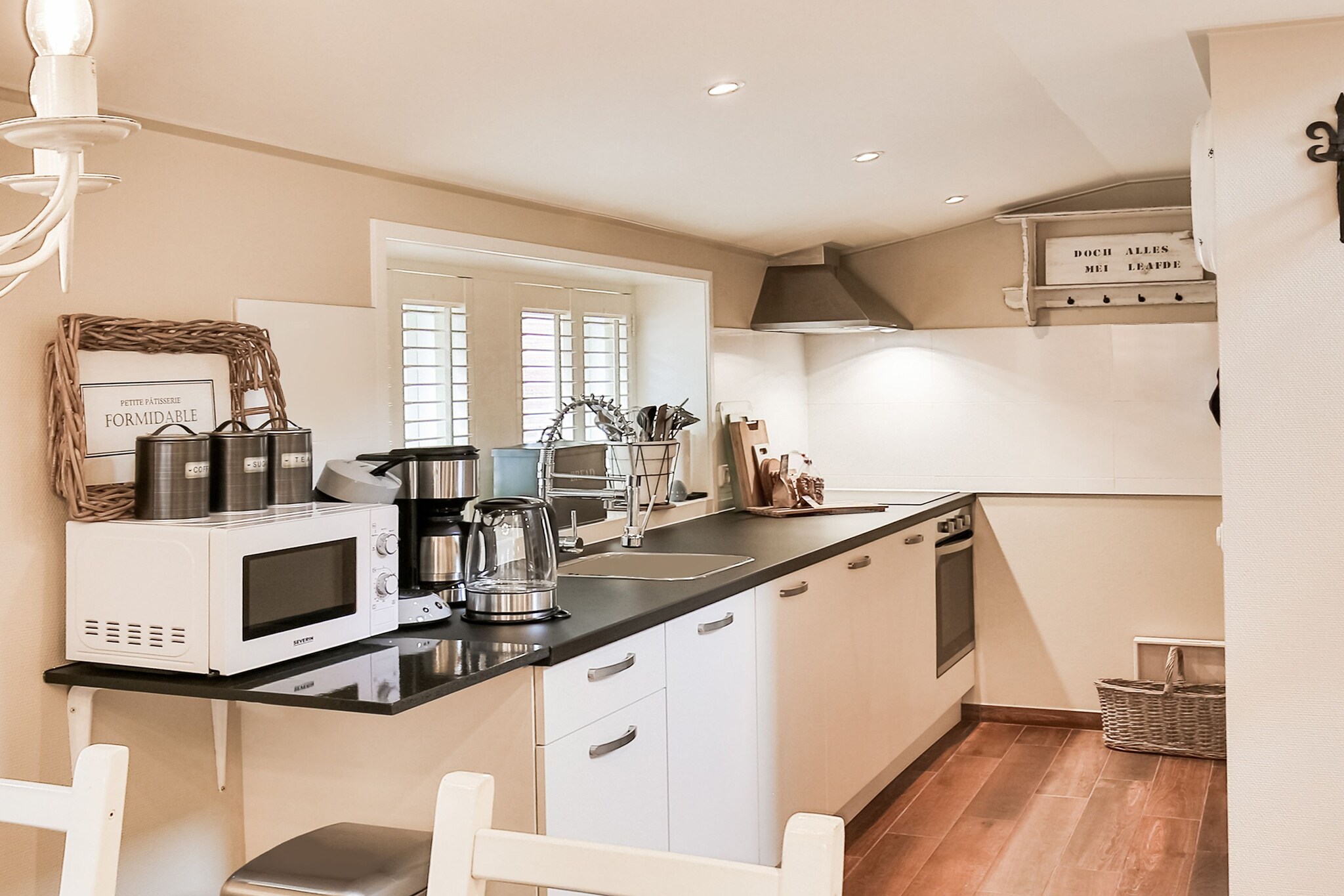 Ground floor: (hall, Living room(TV, decorative fireplace), Kitchen(dining table, cooker(induction), coffee machine(filter, pads), oven, microwave, dishwasher), bedroom(double bed), bathroom(shower, washbasin, washbasin, toilet, washing machine), toilet(washbasin), garden doors, party games)\n\nOn the 1st floor: (bedroom(single bed, single bed, air conditioning), bedroom(double bed, air conditioning))\n\nterrace, garden, garden furniture, parking, insect screens, Charging post for electric cars