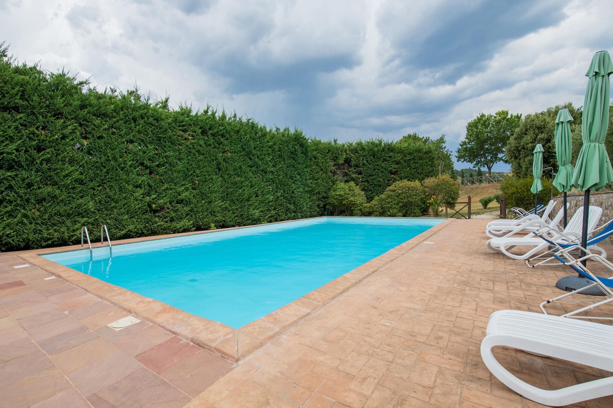 Appartement dans villa avec jardin et piscine partagée