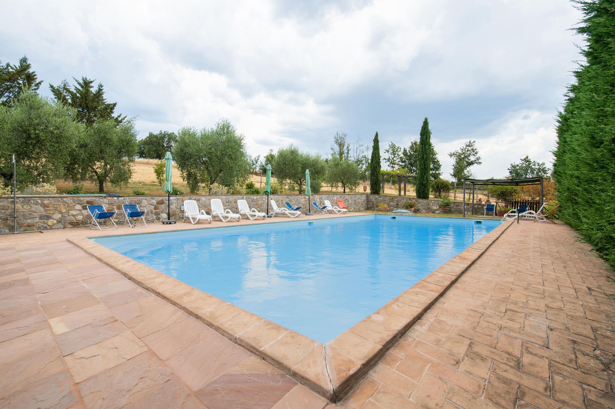 Appartement fantastique dans une villa avec piscine et jardin partagés