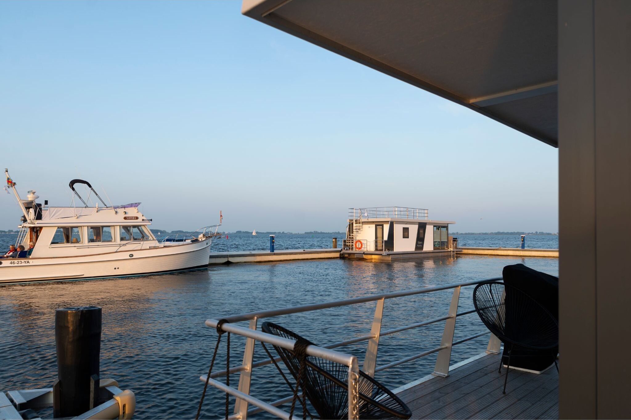 Moderne houseboat op top  locatie met vrij uitzicht over het Sneekermeer