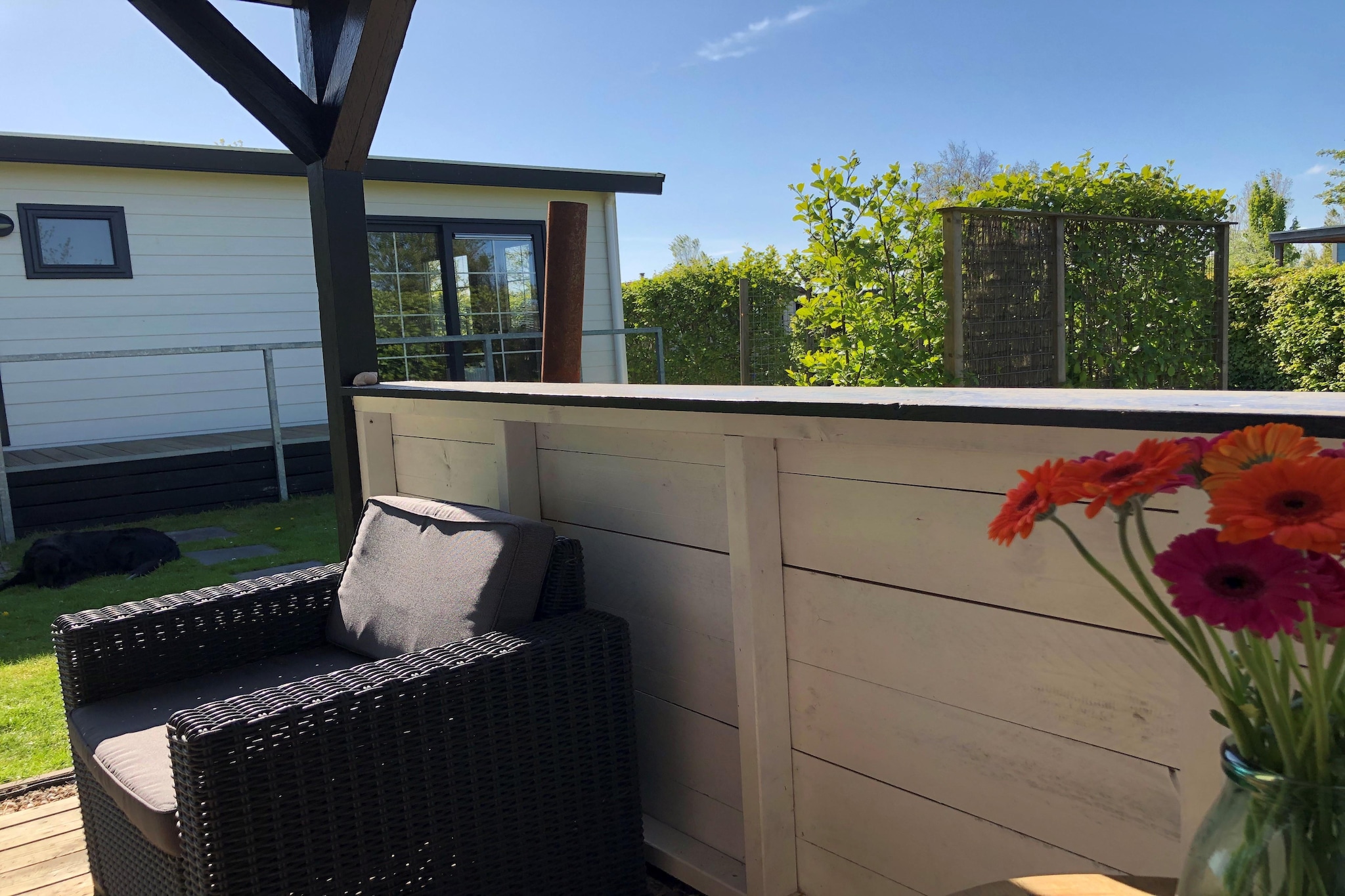 Recreatiepark Wiringherlant - Wiringher Chalet 94-Buitenkant zomer