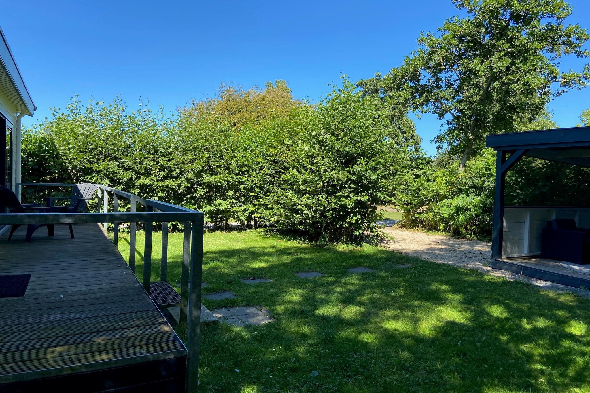 Recreatiepark Wiringherlant - Wiringher Chalet 94-Tuinen zomer