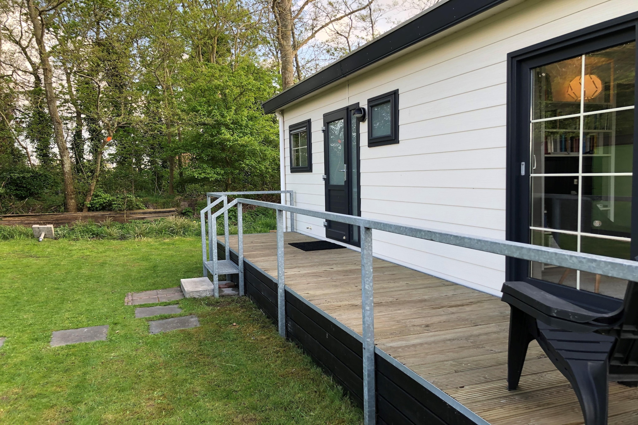 Recreatiepark Wiringherlant - Wiringher Chalet 94-Buitenkant zomer