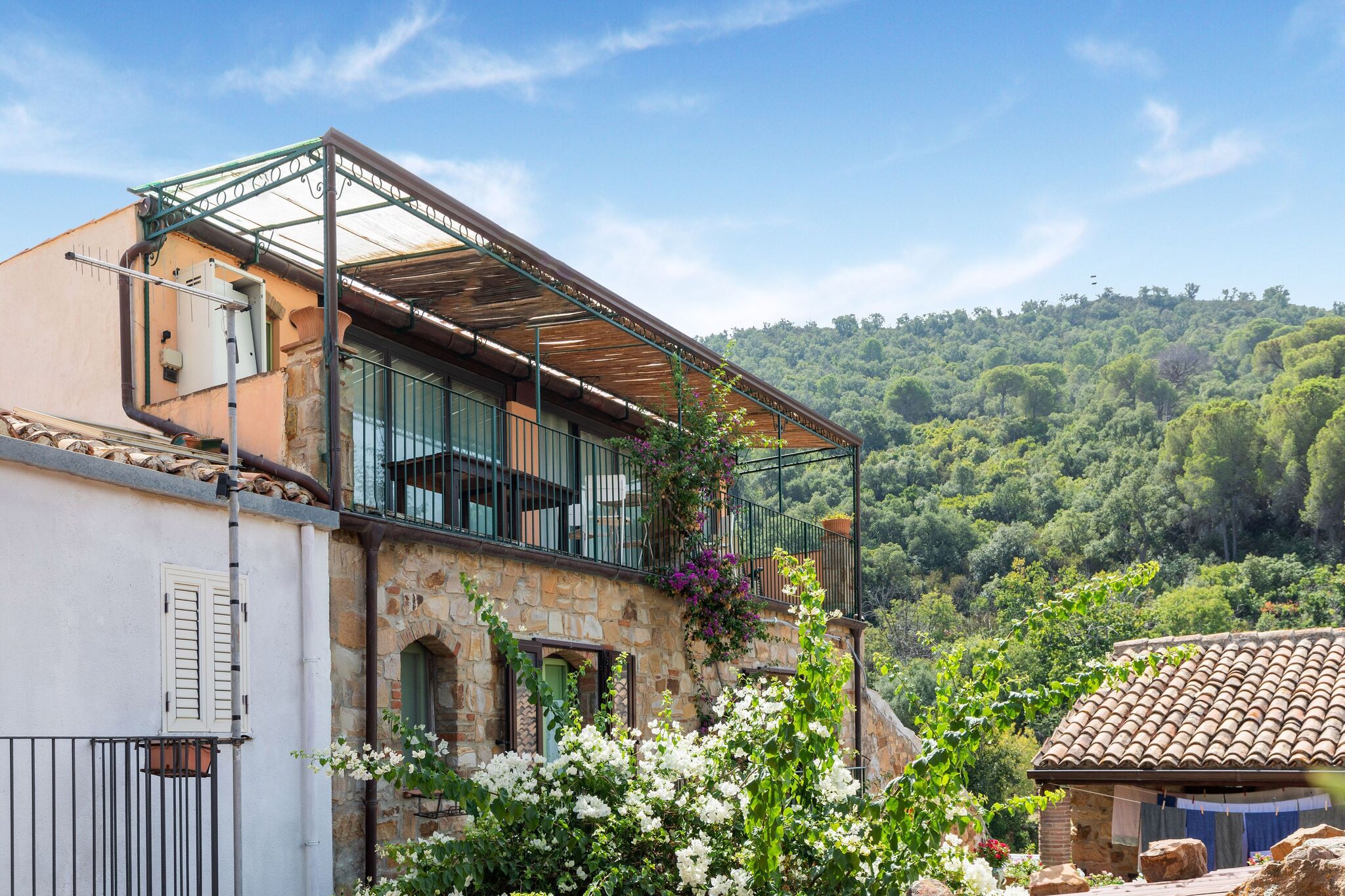 Landelijke woning in Sant' Ambrogio met een balkon of terras