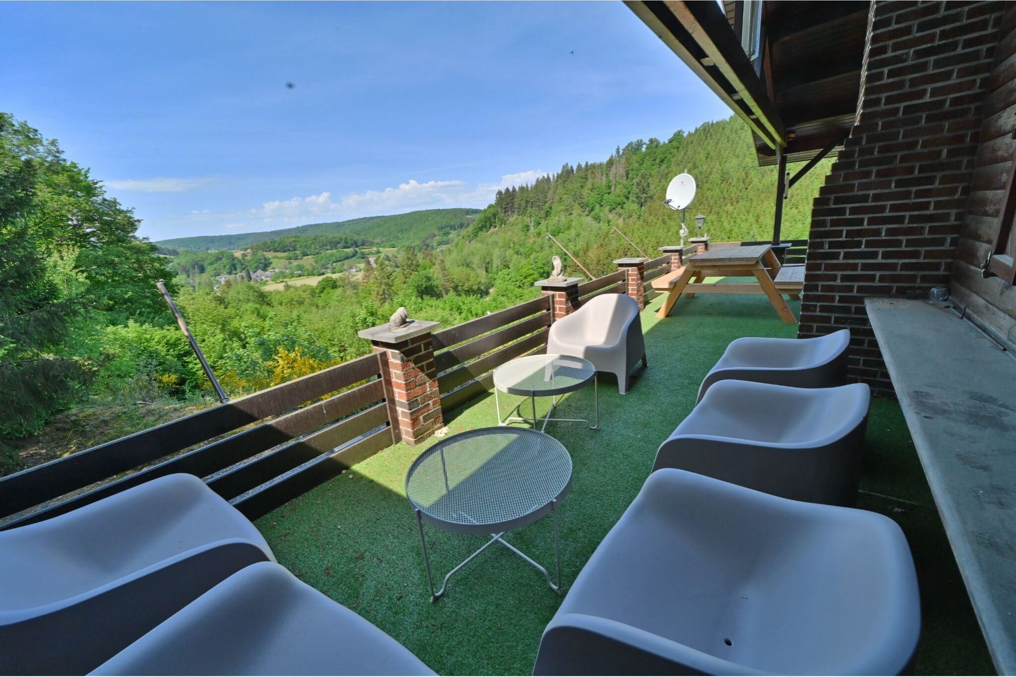 Chalet in the heart of the Ardennes with a beautiful view and hot tub