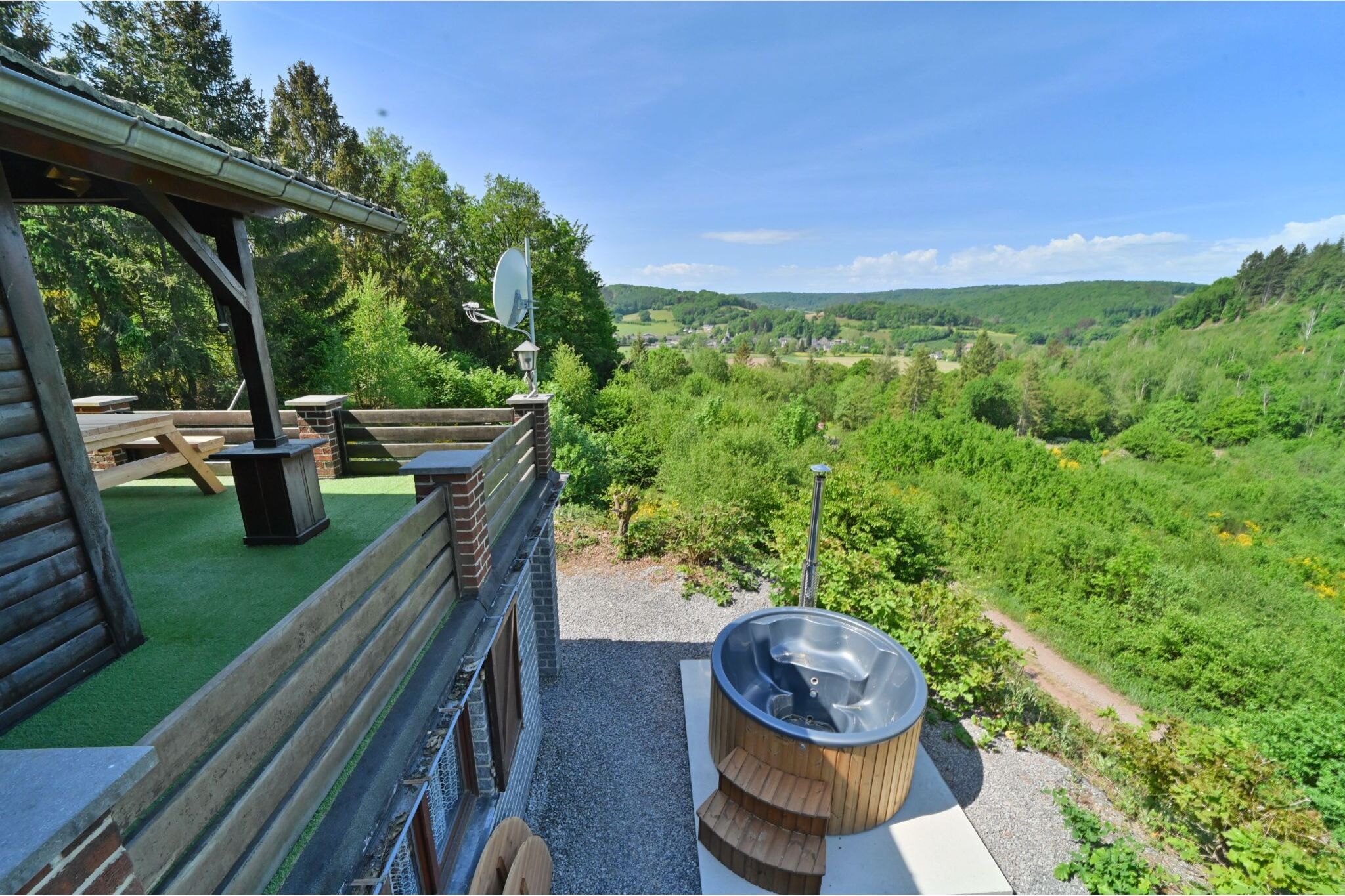 Chalet in the heart of the Ardennes with a beautiful view and hot tub