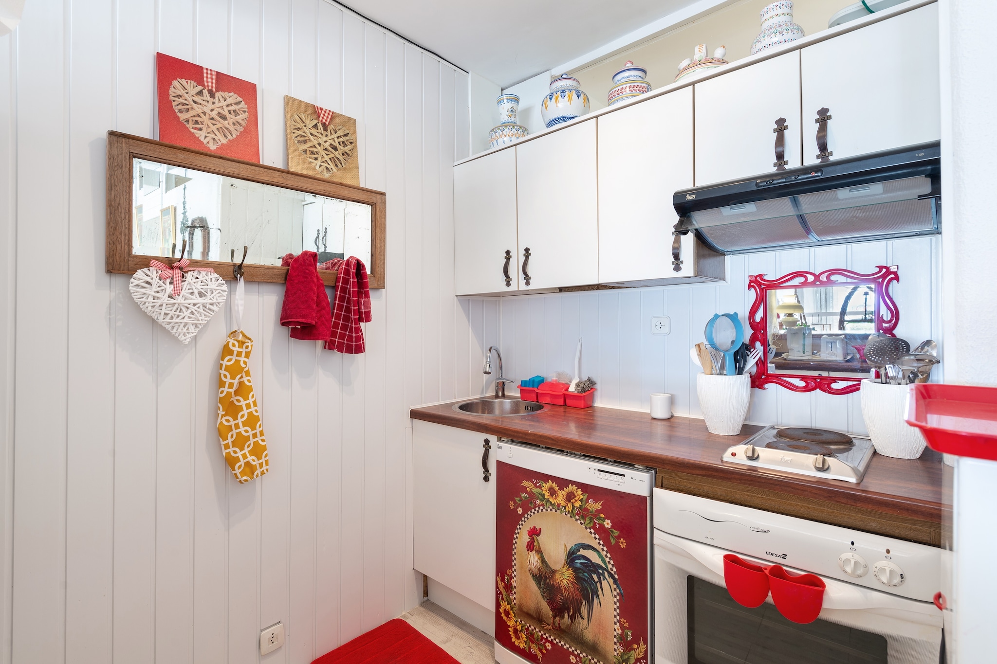 Kitchen(cooker, coffee machine), bedroom(2x single bed), bedroom(double bed), bathroom, bathroom, oven, microwave, dishwasher, fridge-freezer, shower, shower, washbasin, washbasin, toilet, air conditioning, air conditioning, children\'s bed, high chair