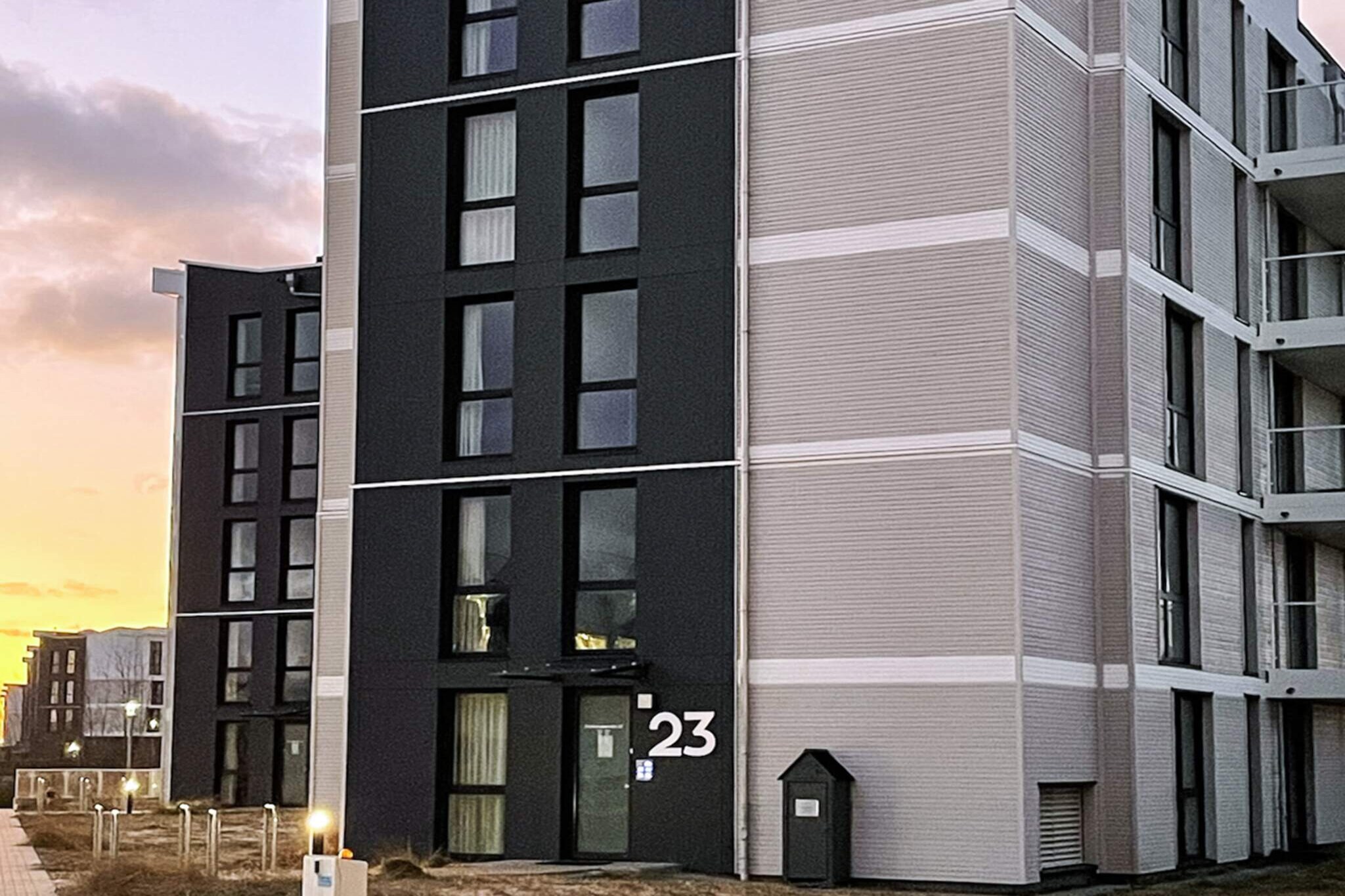 Apartment "Sandpiper" – First row with Baltic Sea view
Welcome to the lovingly furnished Sandpiper apartment - your stylish break by the sea! The modern and comfortable apartment is located in the first row to the Baltic Sea and offers a fantastic panoramic view of the sea and the marina. Enjoy the view from early morning until sunset - directly from the spacious balcony.
The apartment convinces with its open, bright living and dining area with direct access to the outdoors. The easily accessible kitchenette is equipped with a modern induction hob and invites you to cook together. Candles in the decorative fireplace, which are already ready for you on arrival, provide special moments of well-being. Two cosy bedrooms offer a restful night's sleep: one of them is equipped with a high-quality box spring bed (140x200 cm), the other with a double bed (180x200 cm). Both rooms have flat-screen TVs. For relaxing hours in the evening, there is also a TV with Blu-Ray player and a soundbar with Bluetooth function.
The modern bathroom scores with a spacious rain shower with steam bath function and underfloor heating - for extra comfort. The apartment is located on the 2nd floor and is easily accessible by elevator. A private car parking space is also part of the equipment. Binoculars for nature or ship observations can be borrowed from the service office.
Extras for families & leisure fun: The newly designed promenade offers varied playgrounds for children. There is also an activity centre in the complex with an indoor play area, climbing wall, slides and a black light mini golf course - ideal for young and old. Admission is free for DanCenter guests.
Important information at a glance:
Standard size duvets and pillows
Fitted sheets in 180x200 cm & 140x200 cm
Rental exclusively to holiday guests for holiday purposes