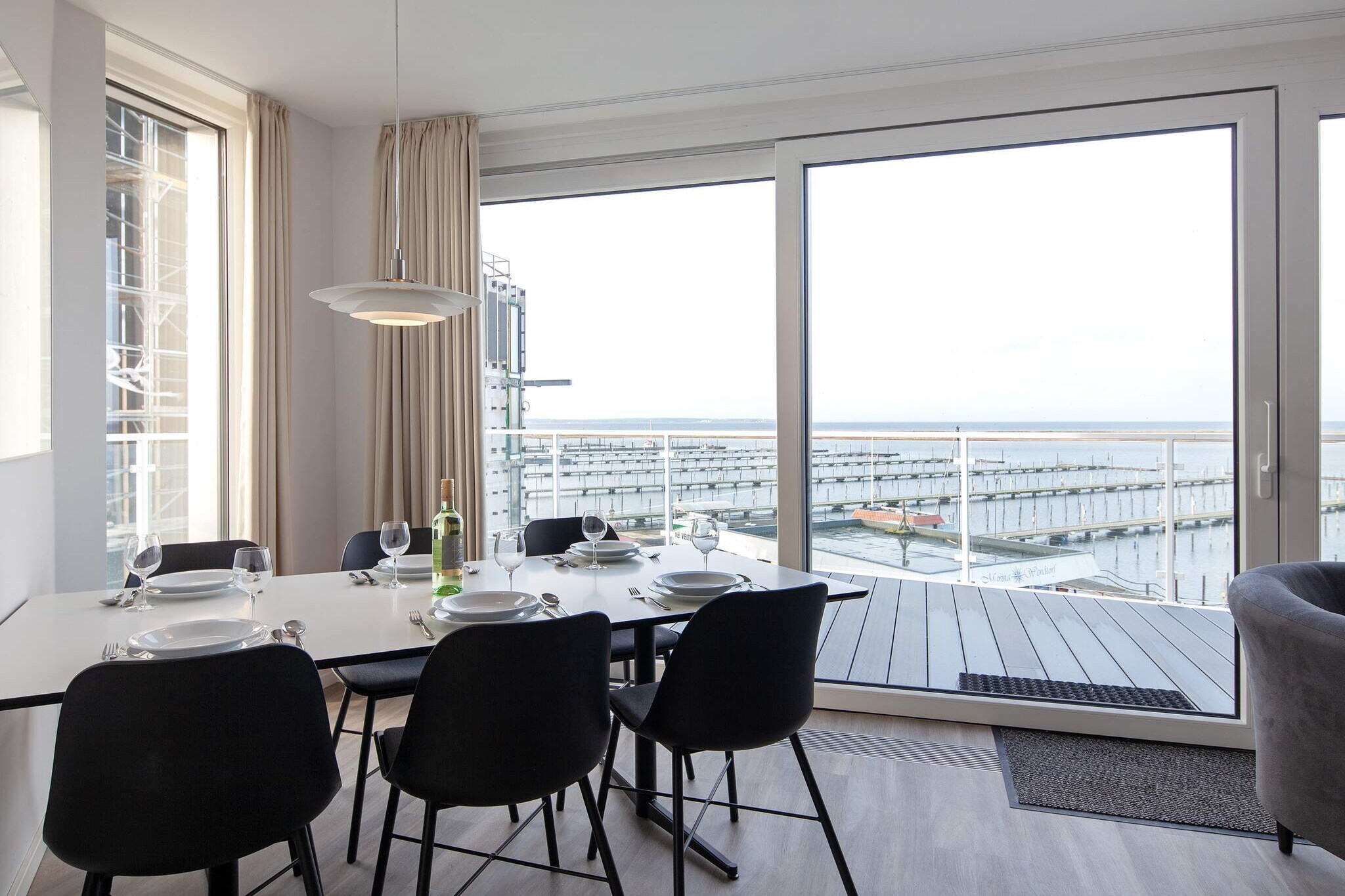 Exklusive Marina-Wohnung mit Balkon - Indoor