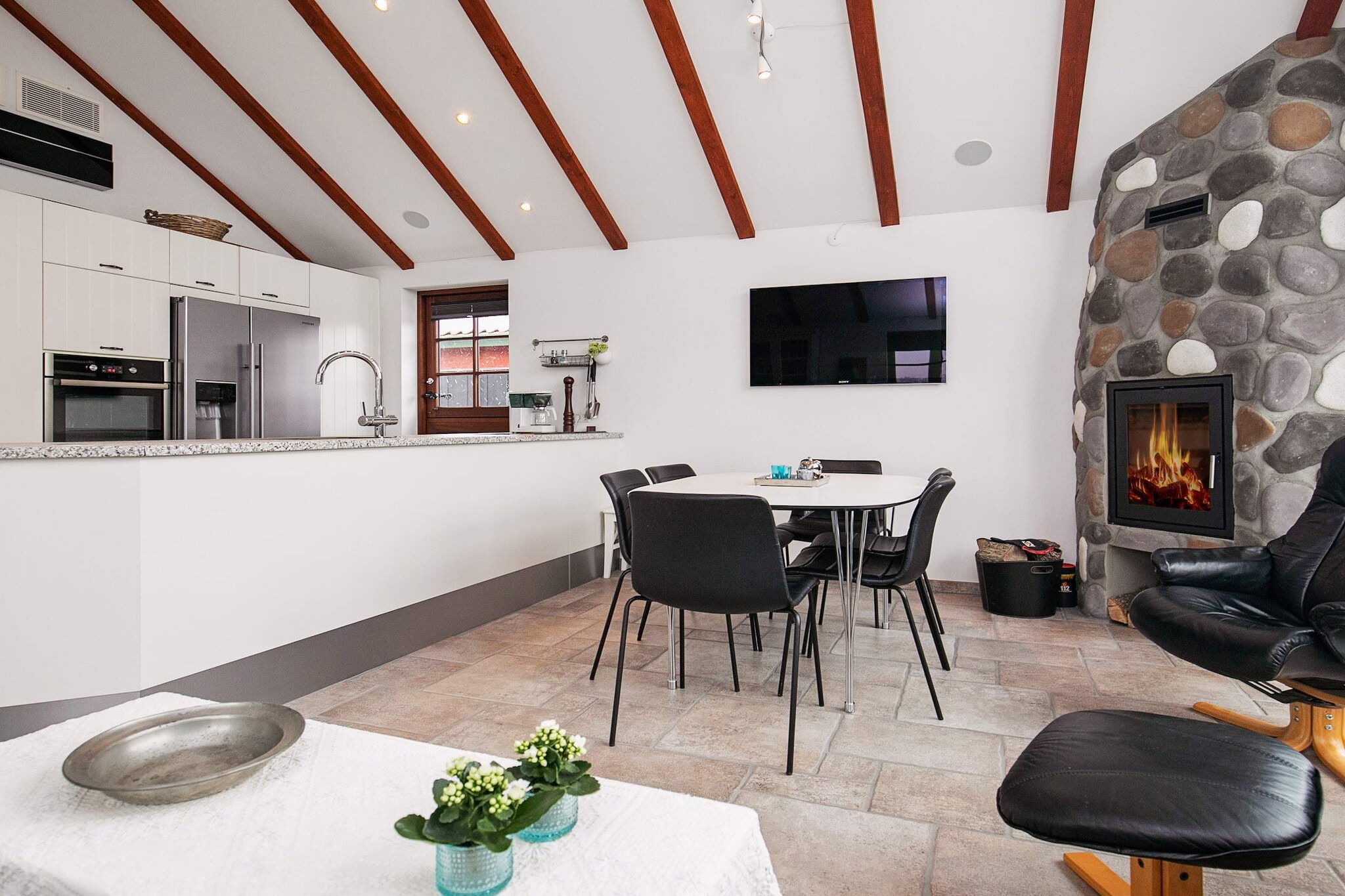 Annex: (double bed)\n\nopen kitchen(cooker(electric), hood, coffee machine, microwave, dishwasher, fridge-freezer), Living/bed room(TV(cable, german television channels, danish TV channels (DR1 and TV2)), chromecast), bedroom(double bed), bathroom(floor heating)(tumble dryer, bathtub or shower, washbasin, toilet, washing machine), bathroom(floor heating)(bathtub or shower, washbasin, toilet), patio, heating(electric), terrace, terrace(roofed), BBQ, geothermal energy, solar energy, air to air heatpump